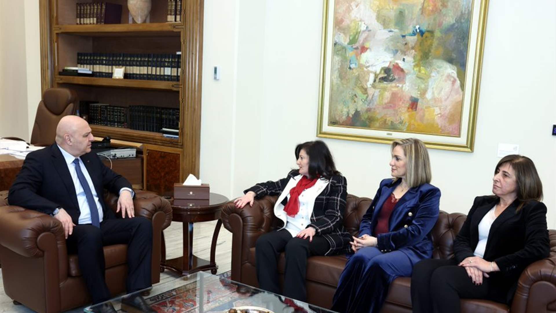 الرئيس عون مستقبلًا رئيسة المجلس الأعلى للجمارك بالوكالة ريما مكي والعضوين غراسيا قزي ووسام الغوش: التطوّر التقني في تجهيزات الجمارك يجب أن يتزامن مع زيادة موارد الدولة ومنع التهريب والتلاعب في فرض الرسوم الجمركية