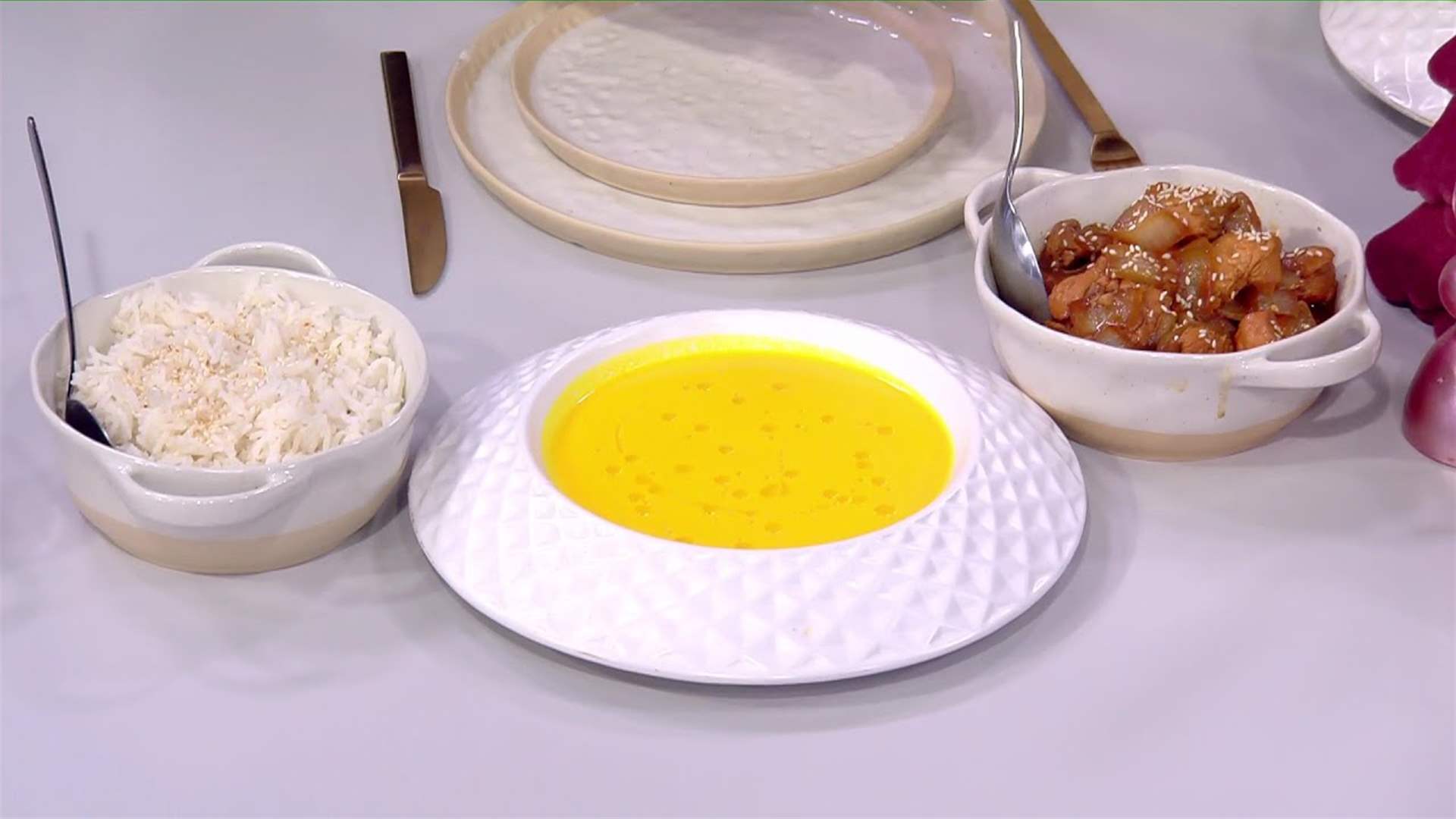 الدجاج بالعسل وشوربة الجزر... طبقان مميزان على طريقة الشيف حنا طويل (فيديو)