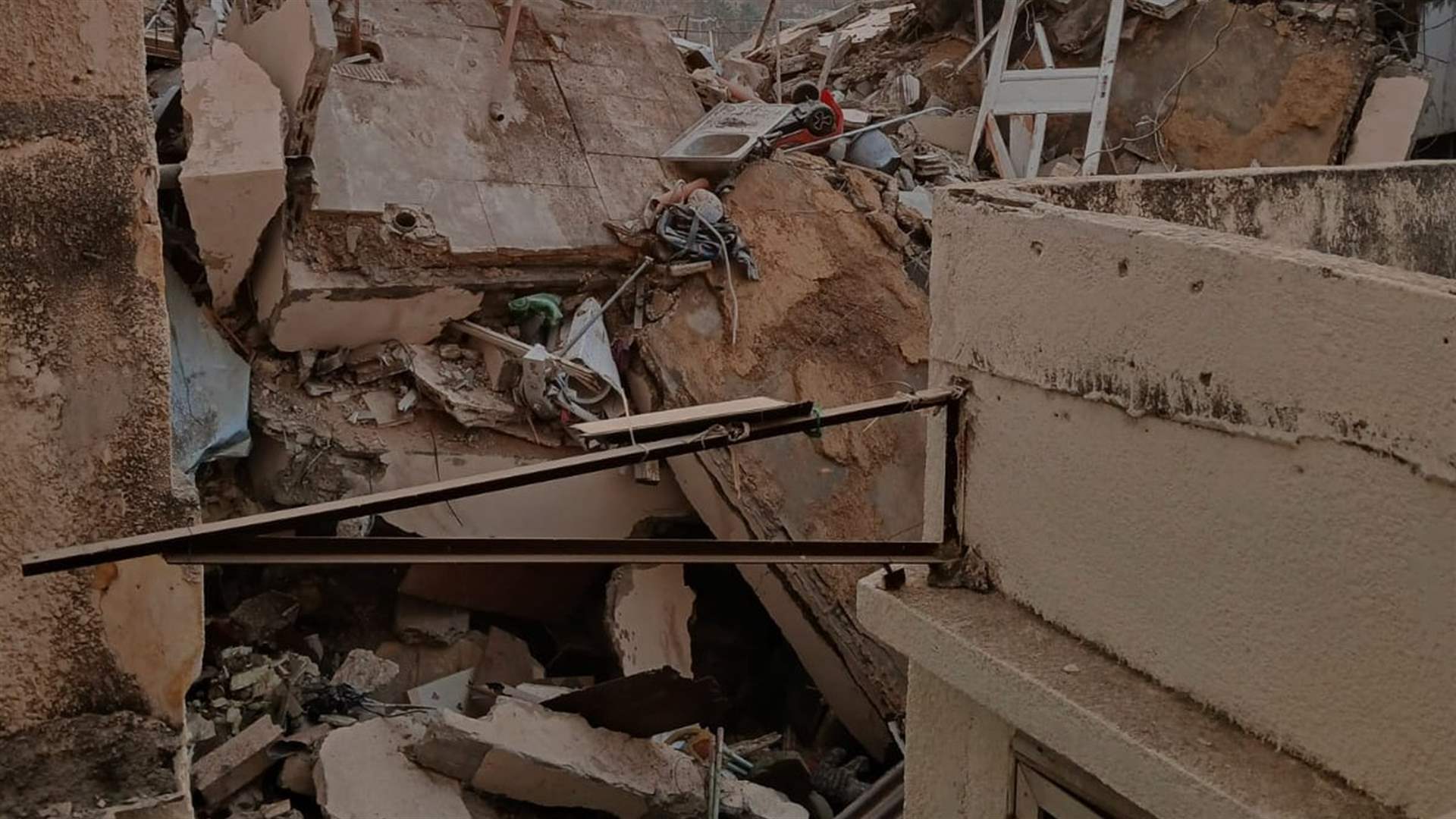 الدفاع المدني: انهيار المبنى في ضهر المغر بعد اخلائه ولا إصابات