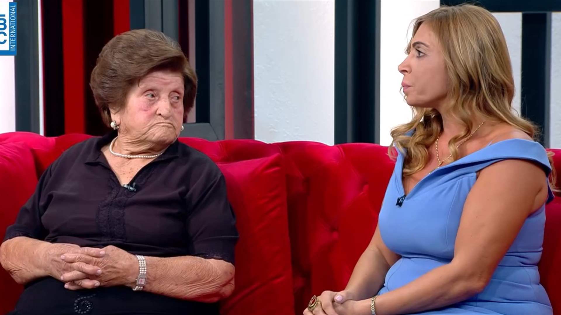 الرضاعة الطبيعية أم حليب البودرة؟ جدل صريح بين النساء في "أحمر بالخط العريض" (فيديو)