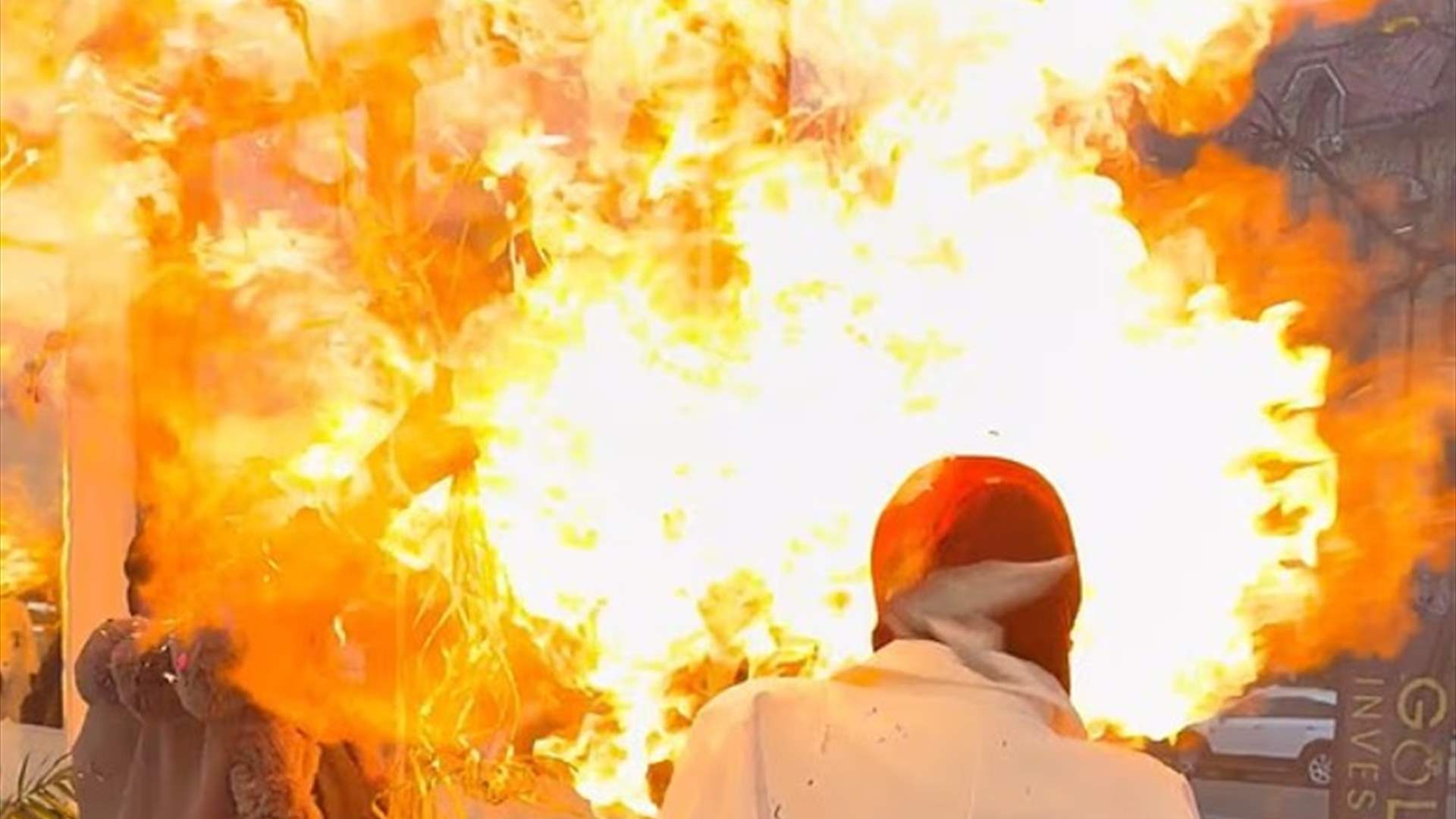 شموع احتفالية وانفجار مرعب... لحظة صادمة حوّلت عيد ميلاد إلى كارثة (فيديو)