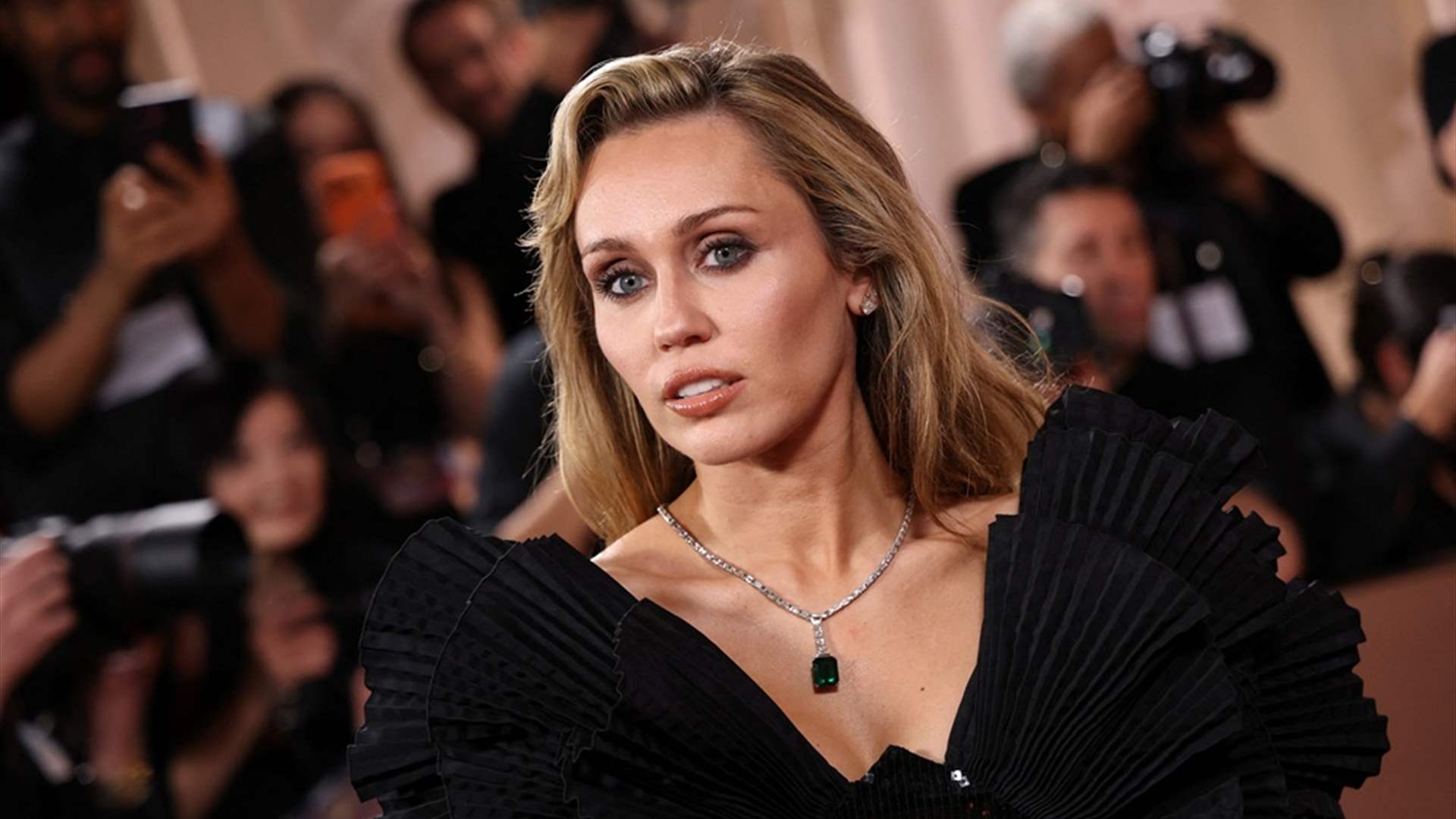 ظهور نادر خطف الأنظار… مايلي سايرس تتألق في الغولدن غلوب (صور)