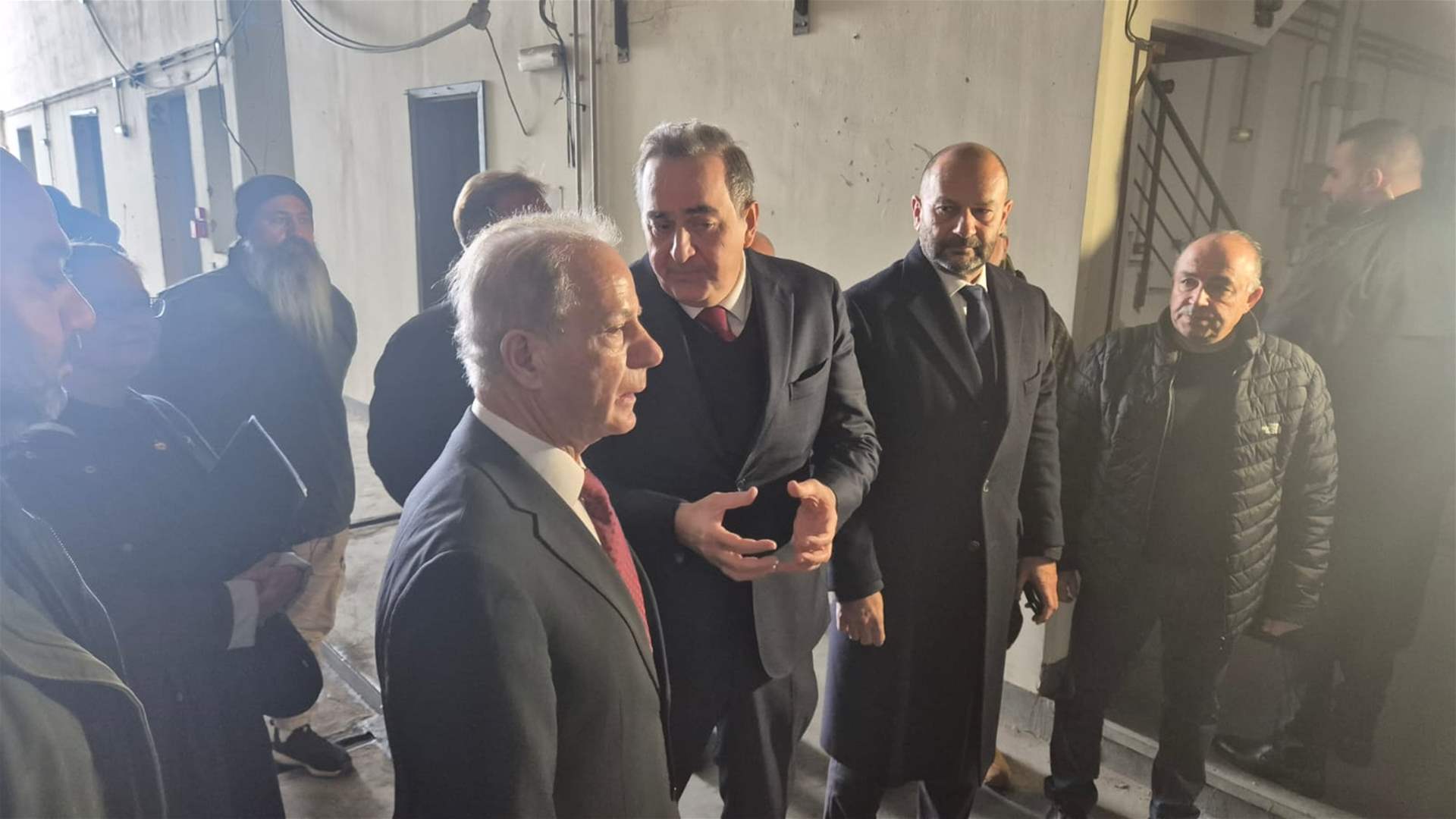 وصول السفير الاميركي ميشال عيسى الى مؤسسة كهرباء لبنان