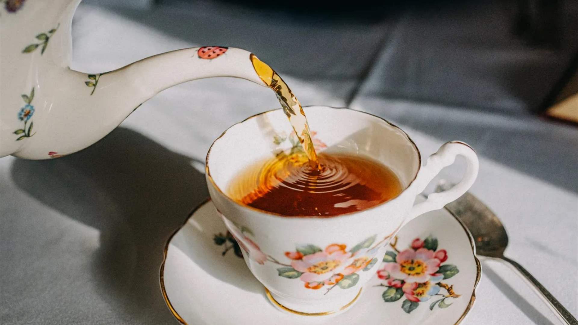 خطأ شائع يفسد طعم الشاي... تفادوا تطبيق هذه الحركة البسيطة