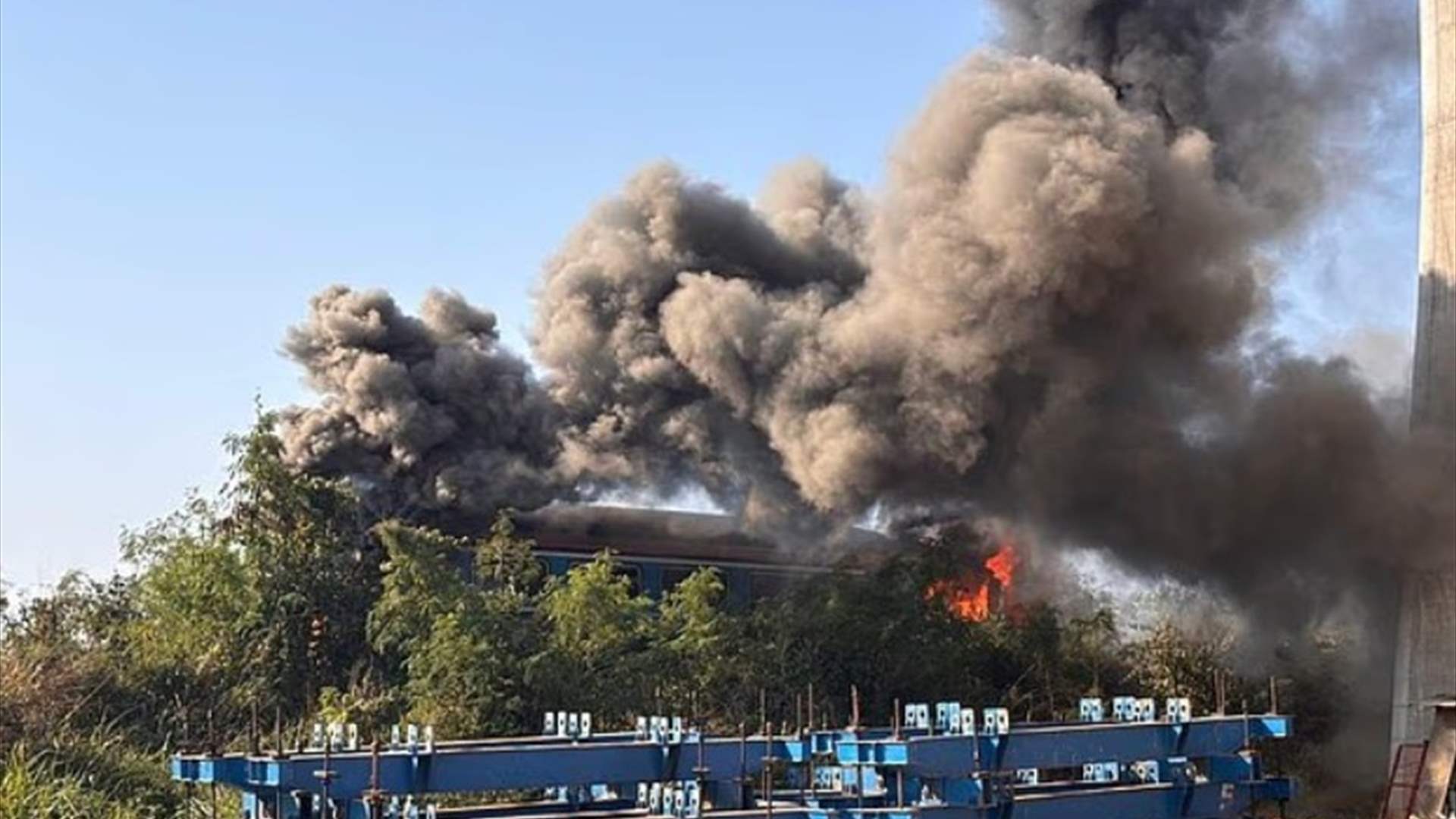 مشهد مرعب في تايلاند... انهيار رافعة فوق قطار ركاب والنتيجة كارثية