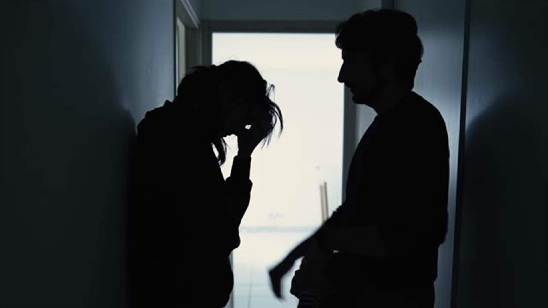 شوهها زوجها السابق بالأسيد... فتحدّت الحياة وتعلّمت رسم عينيها بمساحيق التجميل (صور)