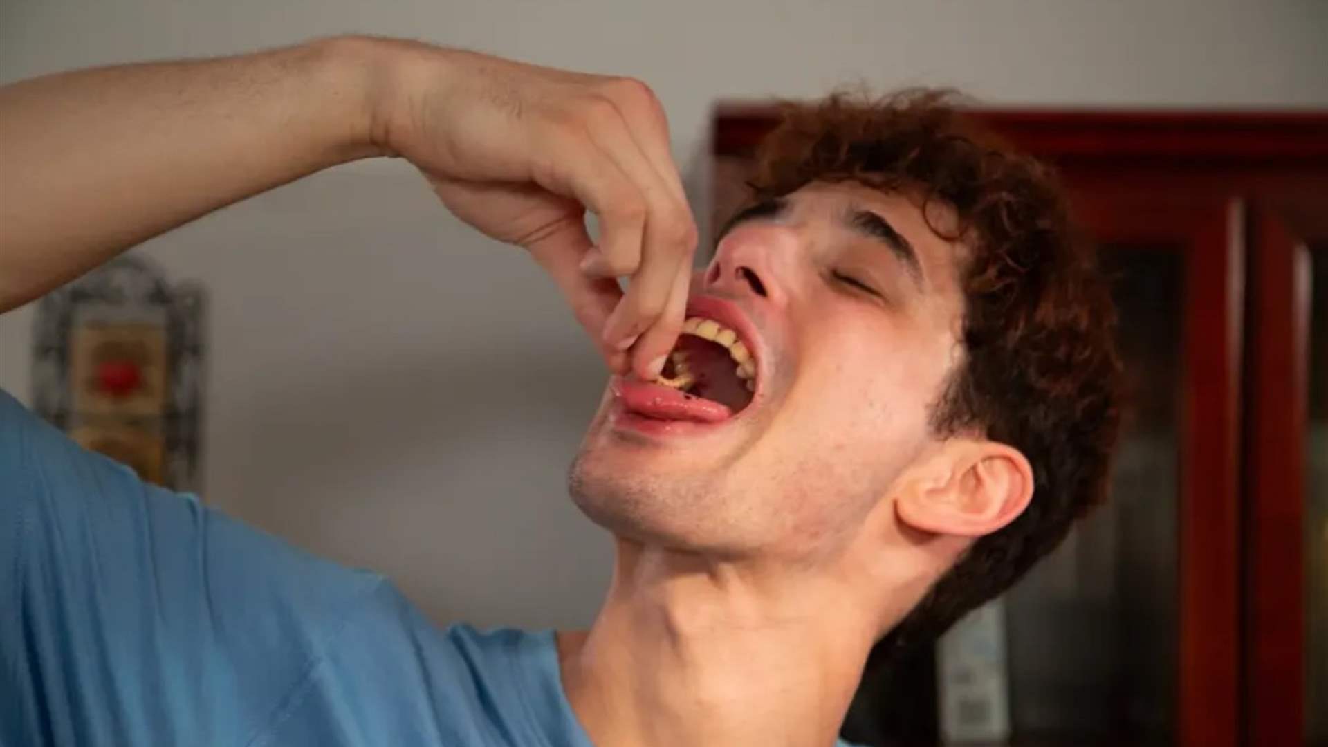 إدمان من نوع غريب... شاب يأكل الصراصير والديدان: "لذيذة"!