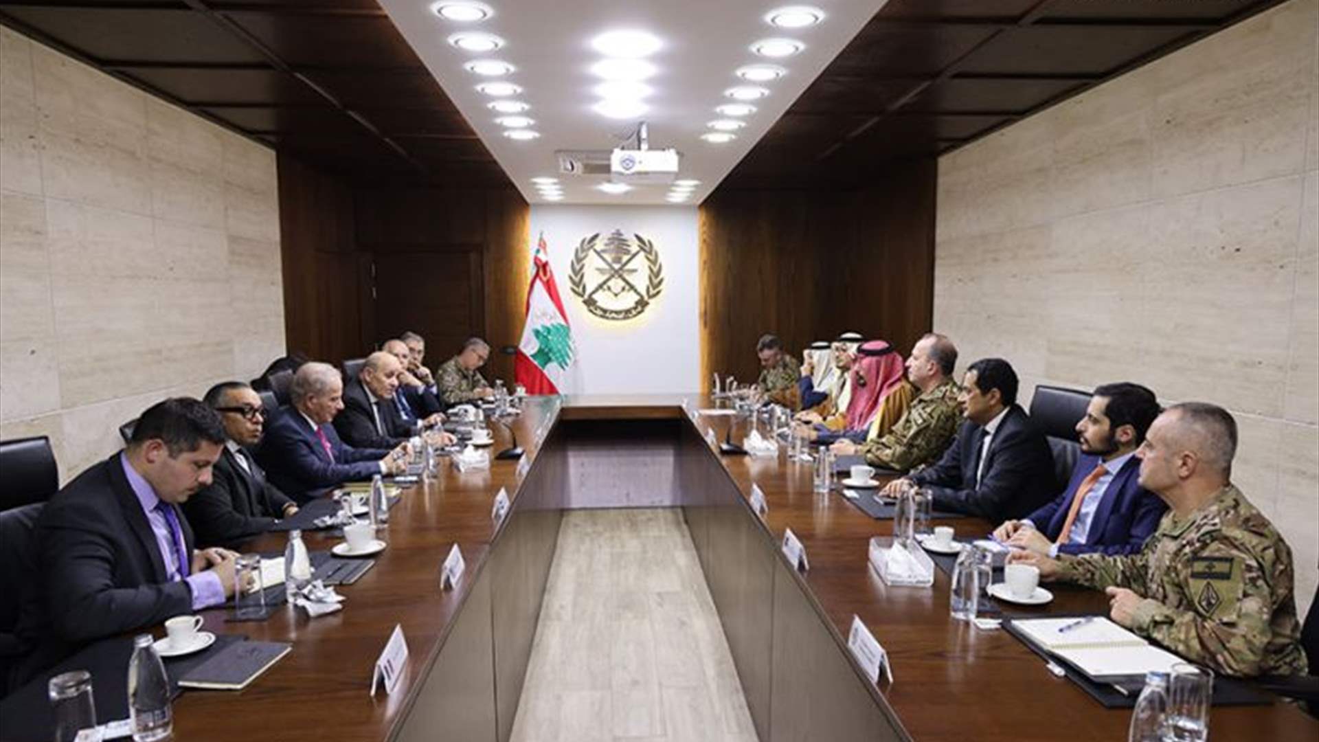 قائد الجيش استقبل بن فرحان ولودريان بحضور السفراء 