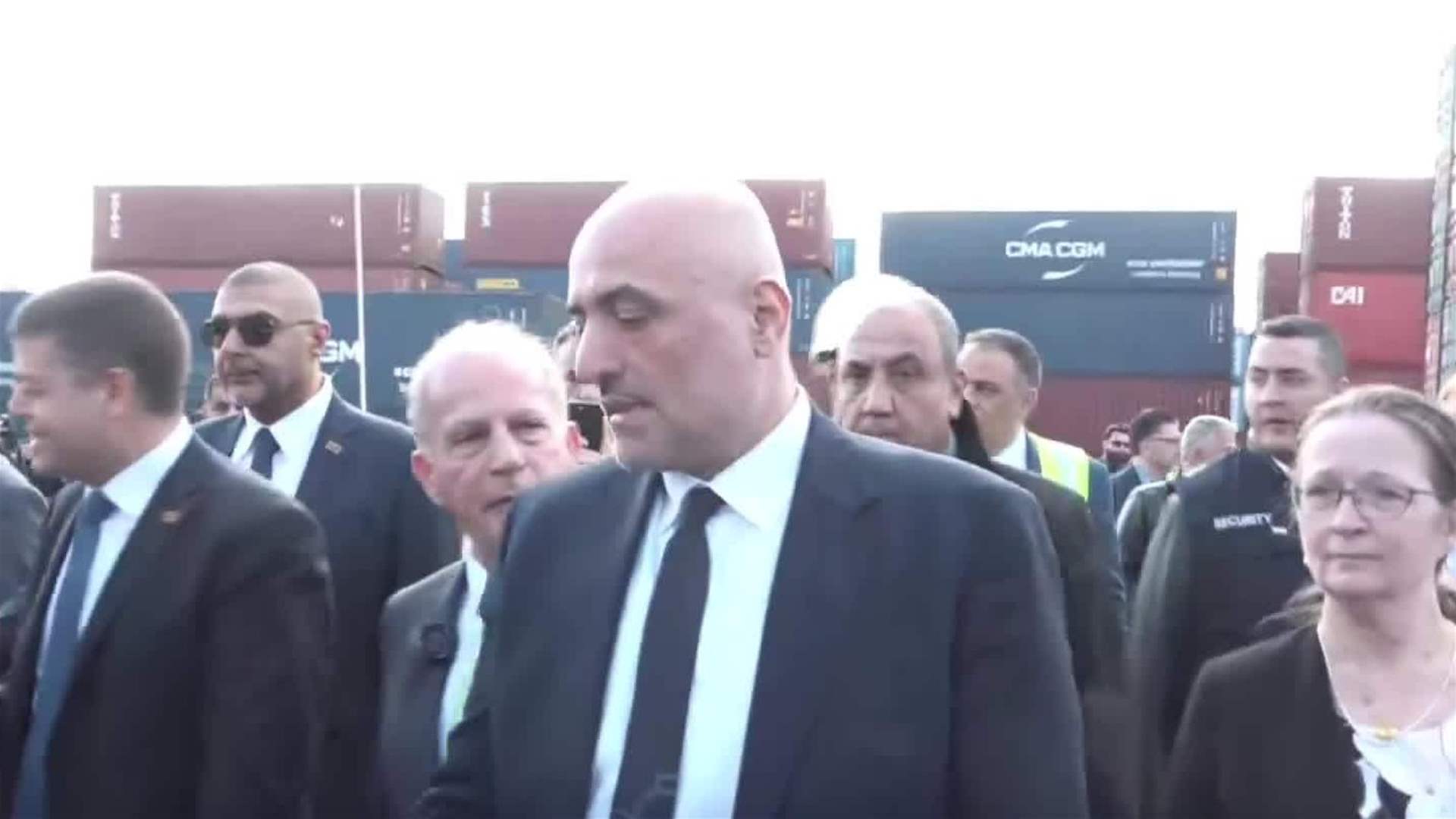 جولة تفقدية للسفير الاميركي ميشال عيسى في مرفأ بيروت