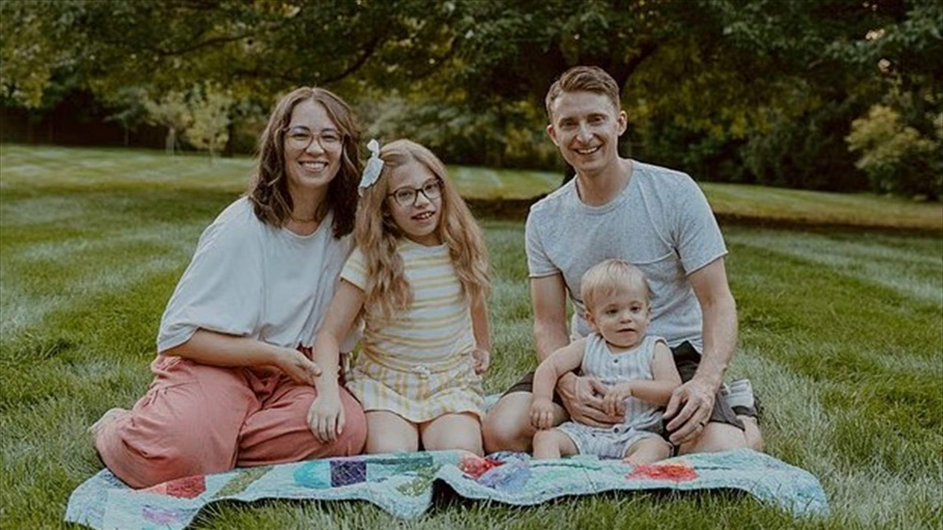 علامة بسيطة كشفت لها الفاجعة… طفلاها مصابان بمرض نادر يسرق الذاكرة تدريجيًا وهذه التفاصيل