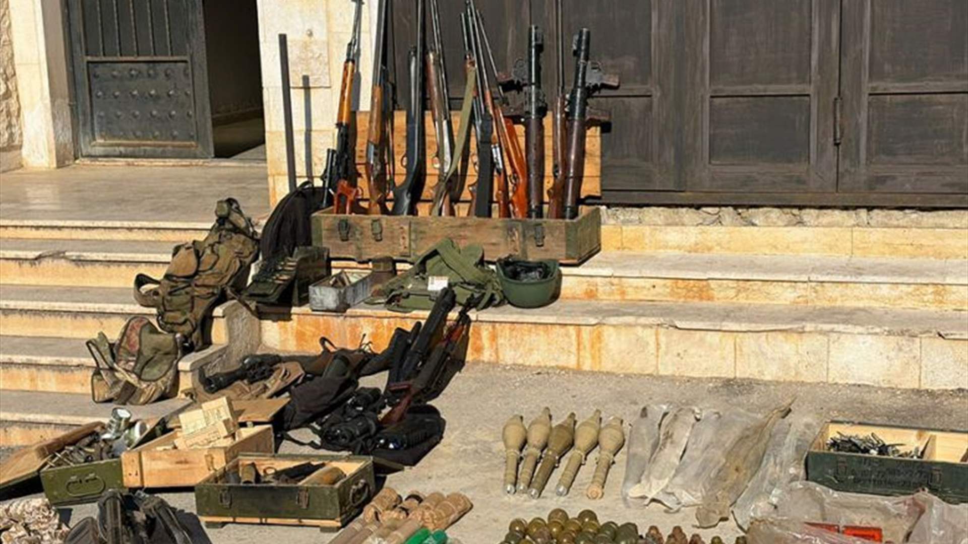 توقيف 4 مواطنين وضبط كمية كبيرة من الأسلحة والذخائر الحربية