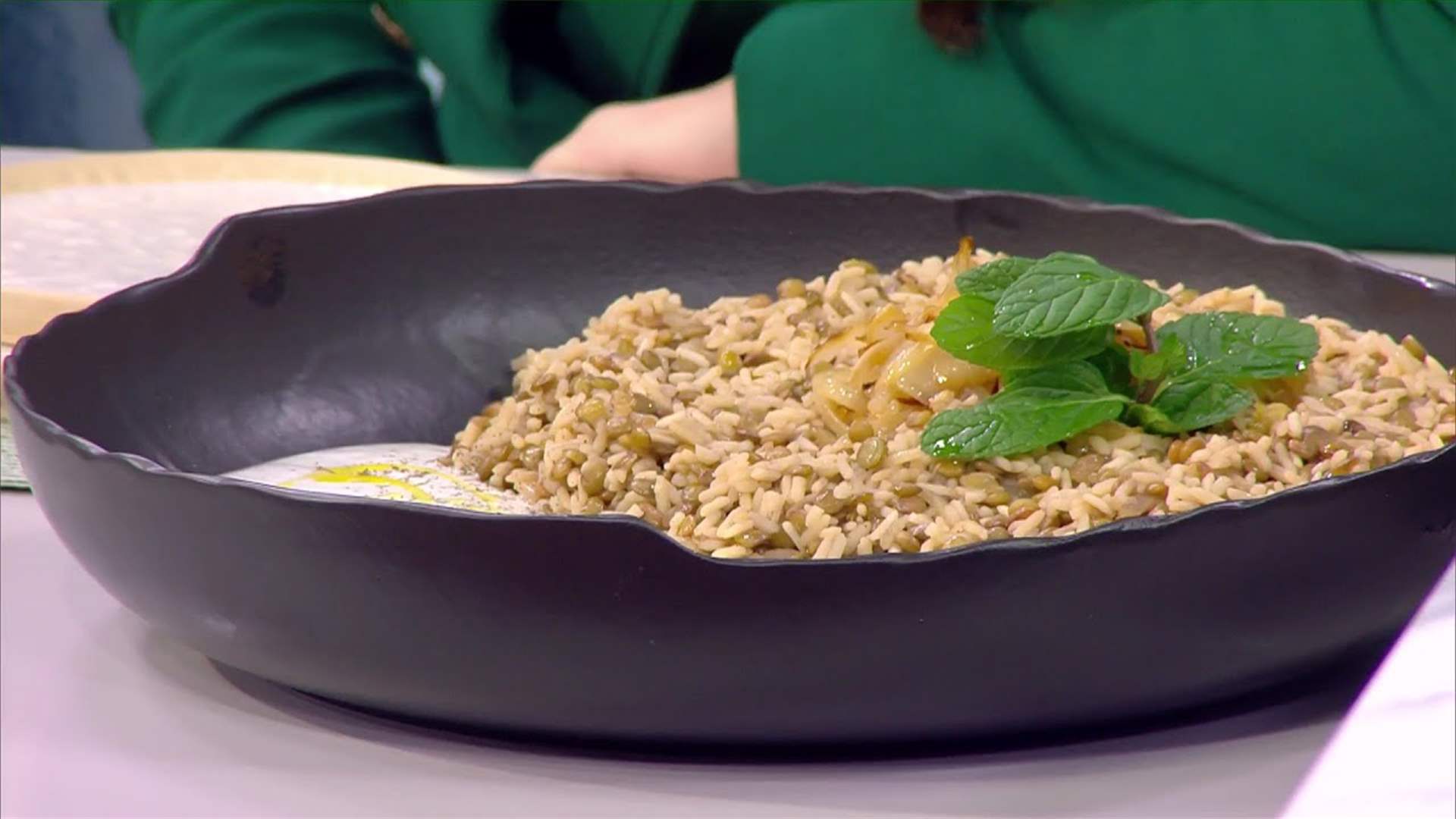 المجدرة وسلطة العدس... طبقان مميزان على طريقة الشيف فادي زغيب (فيديو)