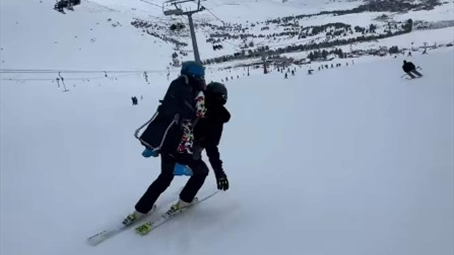 بطلة لبنان السابقة في التزلج نور كيروز تثير الجدل... تزلجت في الشمال حاملةً طفلها على ظهرها (فيديو)