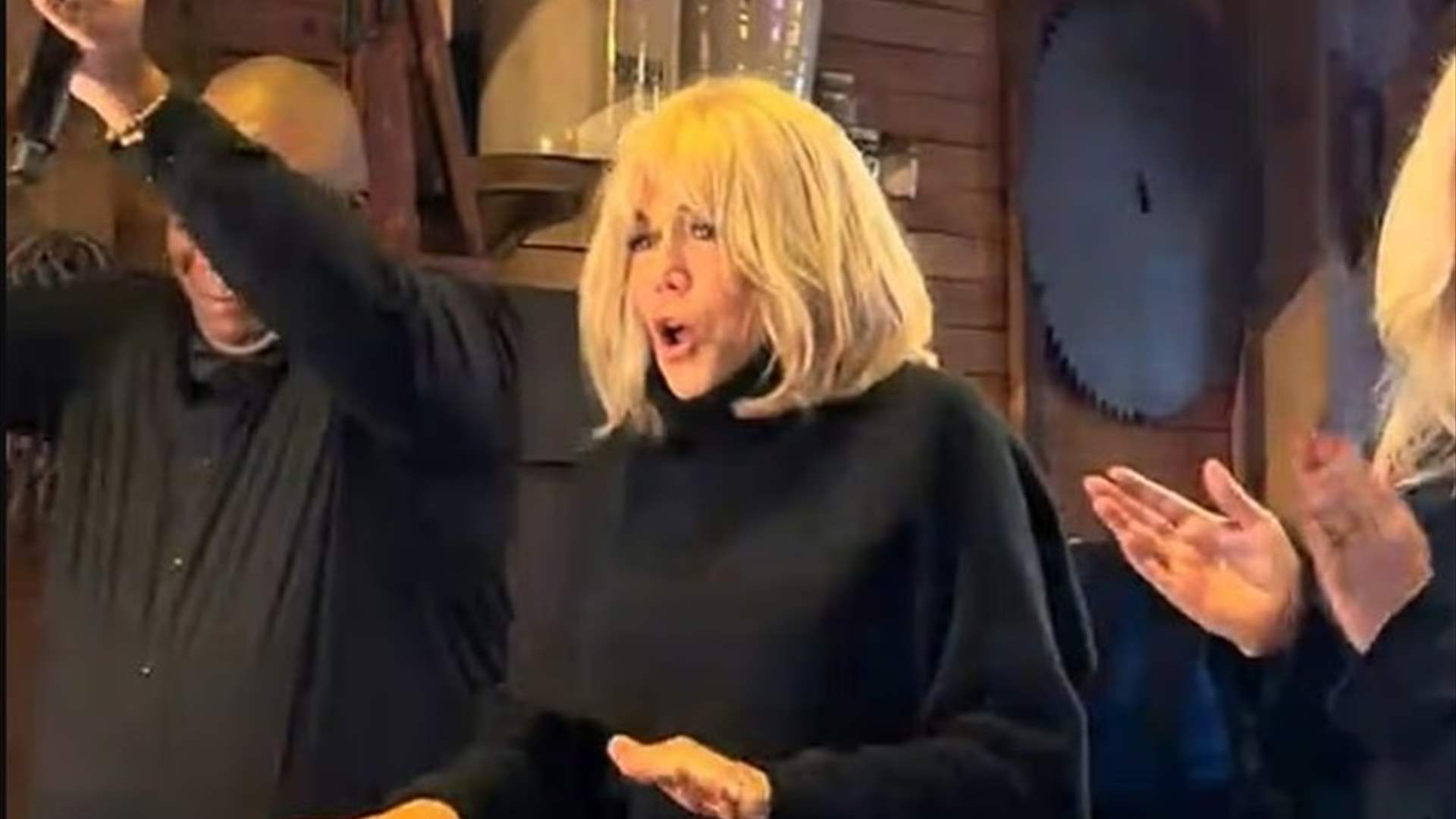 فيديو أثار الجدل... السيدة الأولى لفرنسا بريجيت ماكرون تتحول إلى "دي جي" في ديزني لاند (فيديو)