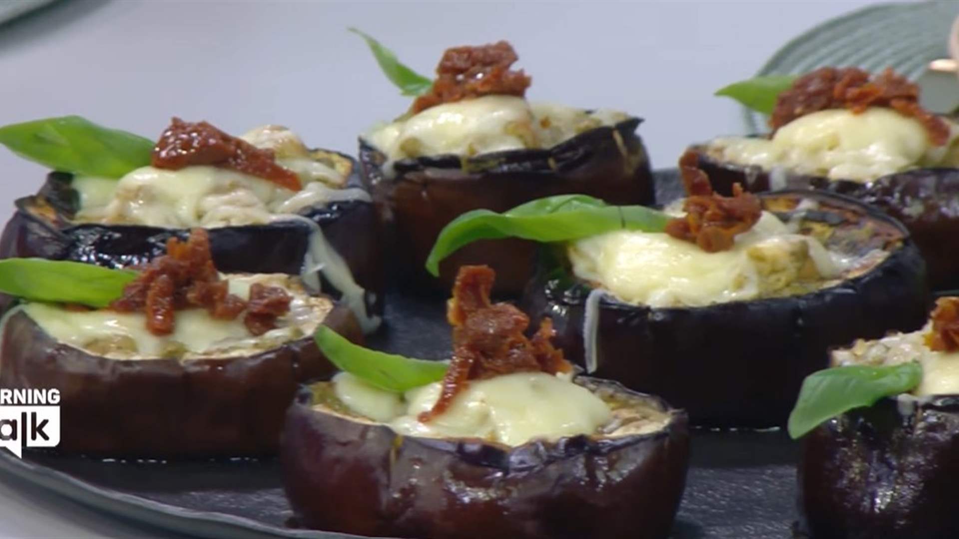 غراتان القريدس مع الباذنجان والسلمون فريكاسيه... وصفة فريدة من نوعها مع الشيف فادي زغيب (فيديو)