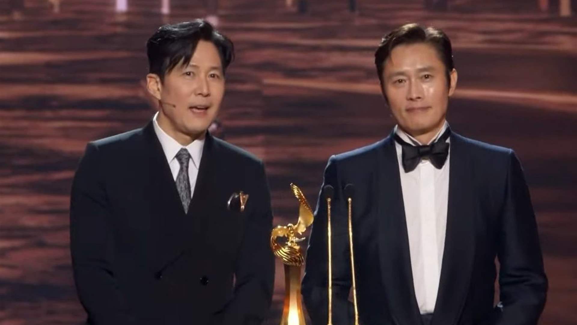 نجما مسلسل "Squid Game" في موقف محرج على مسرح Joy Awards 2026... مغلف مغلق بإحكام وكلمات غير مفهومة!