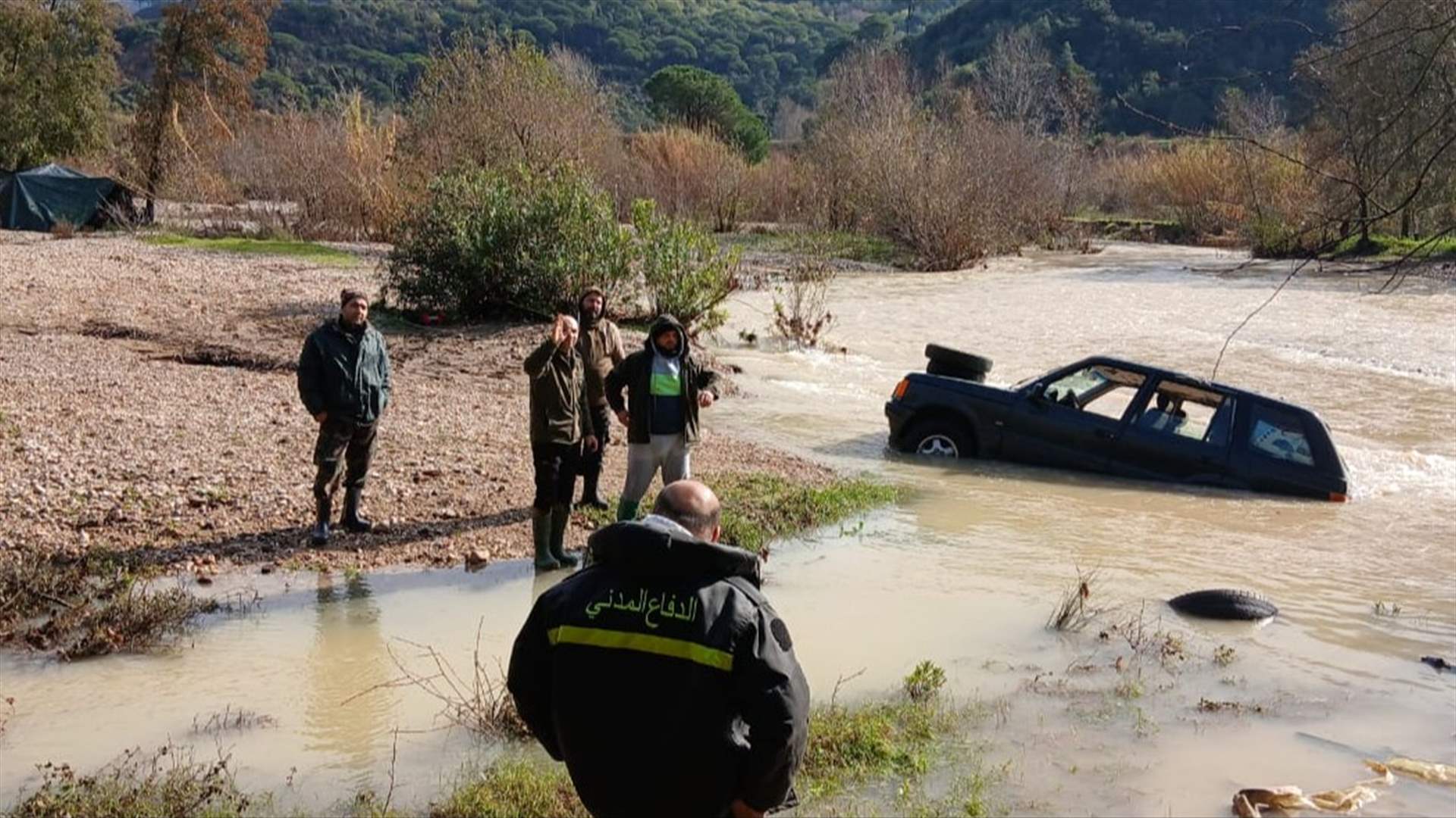 الدفاع المدني: إنقاذ أربعة مواطنين بعد سقوط سيارتهم في نهر بسري