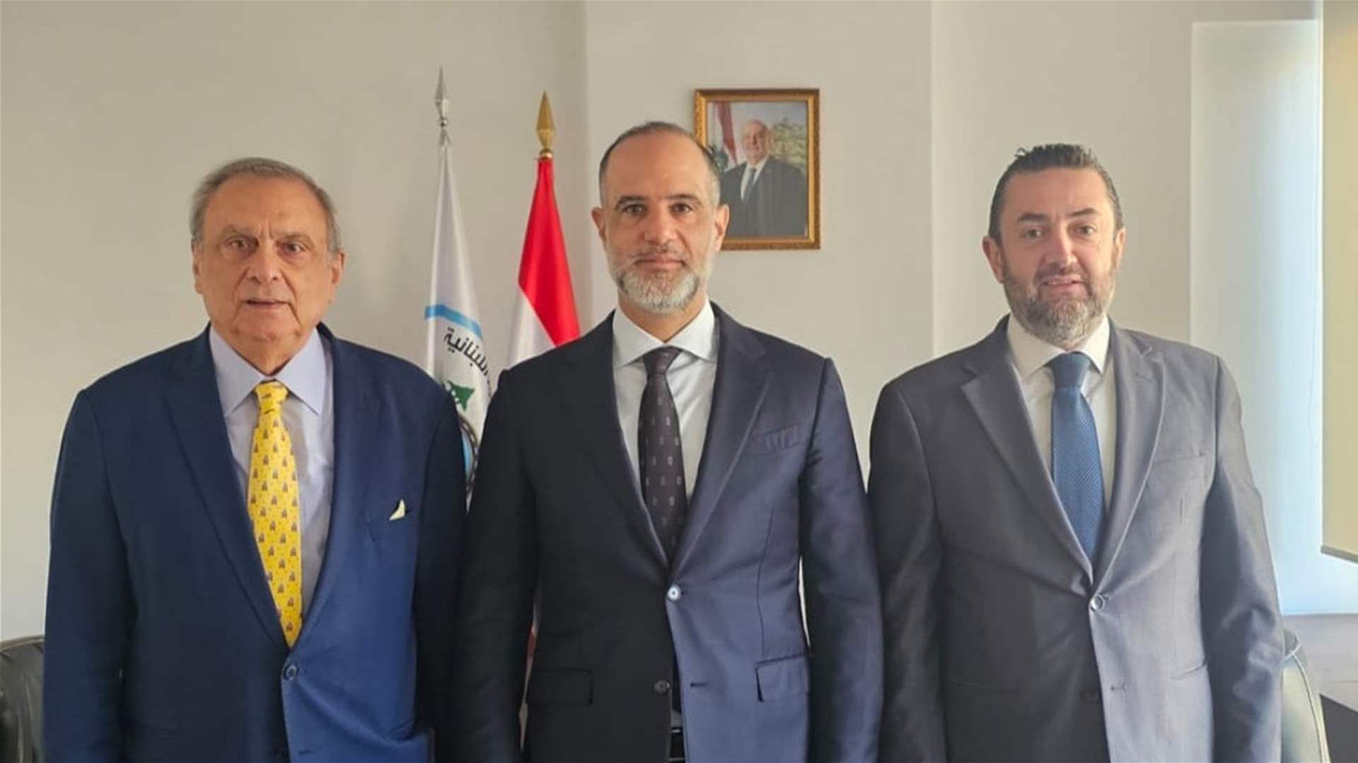 حبيب يُطلع رسامني على مشاريع مصرف الإسكان