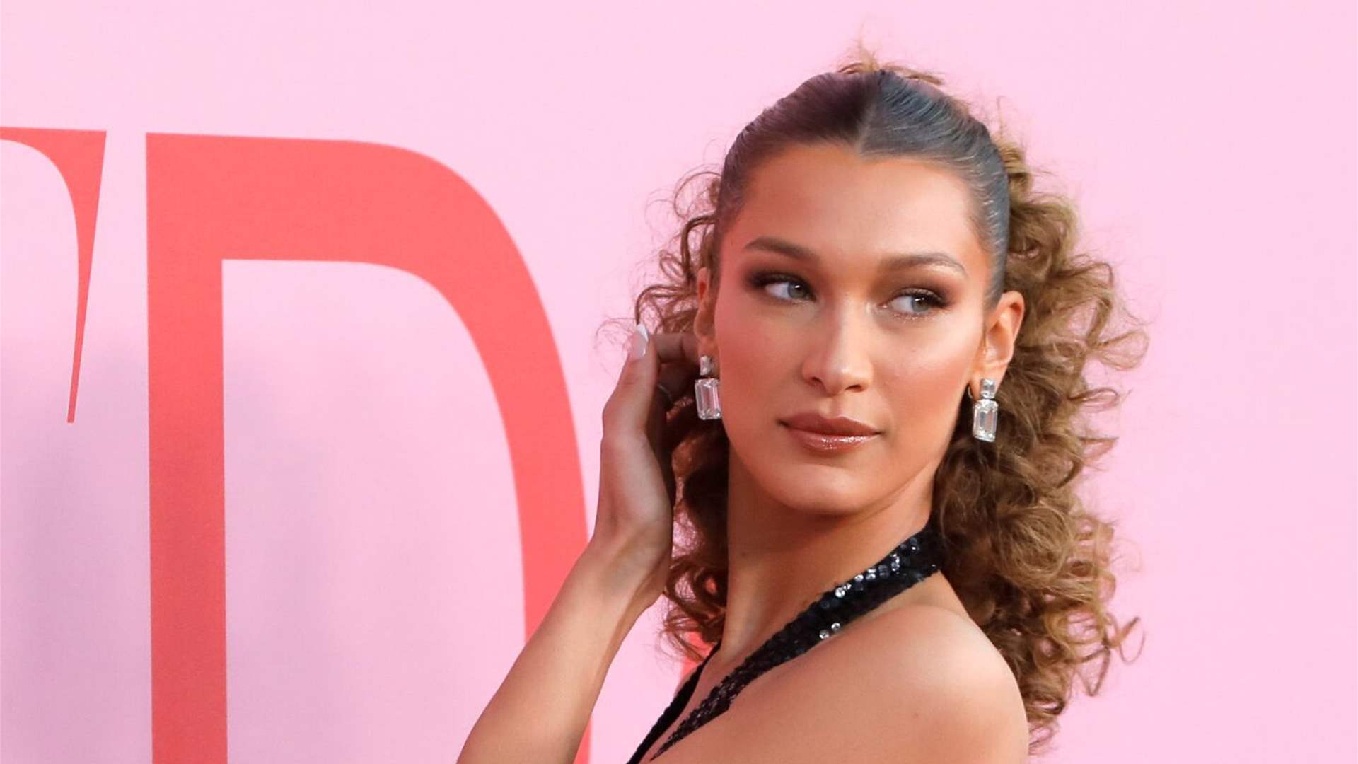 عرض أزياء "دولتشي آند غابانا" في ميلانو يثير ضجة حول العالم... وبيلا حديد تعلّق: "سنوات من العنصرية والتمييز"