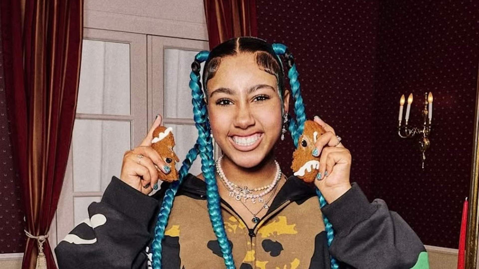 وقفت حزينة إلى جانب والدها وزوجته... نورث ويست تثير قلق الجمهور: "يبدو أنها لا ترغب في التواجد هناك" 