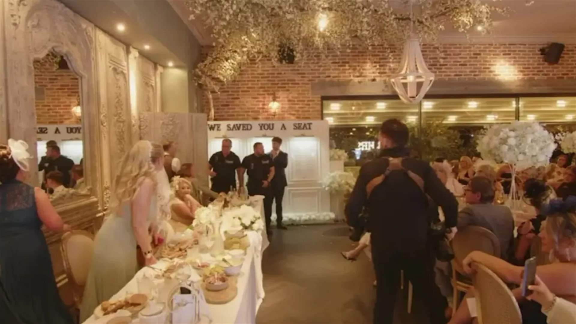 "ليس في يوم زفافي!"... شرطة تقتحم الحفل بحثًا عن والد العروس قبل مفاجأة غير متوقعة (صورة)