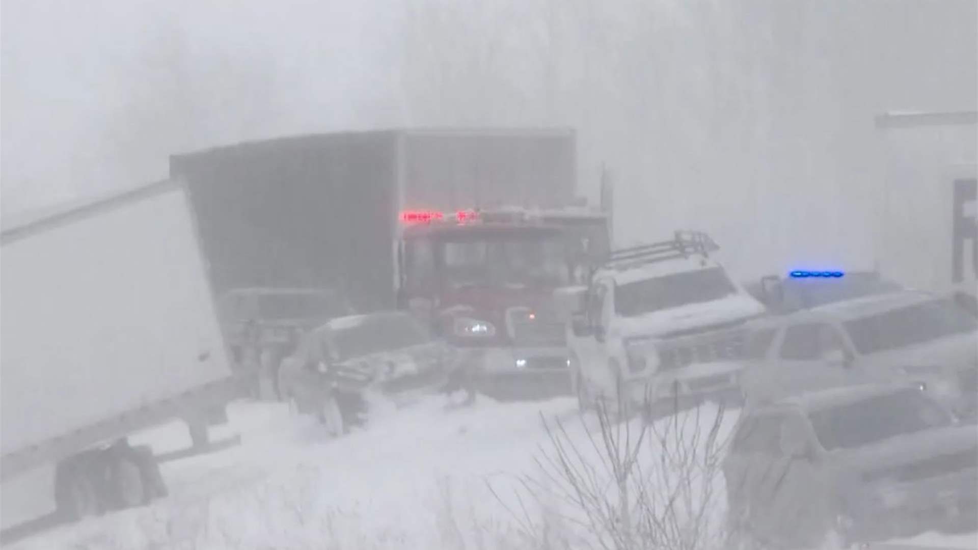 بالفيديو - حادث تصادم بين أكثر من مئة سيارة وشاحنة يغلق طريقا سريعا في ولاية ميشيغن الأميركية