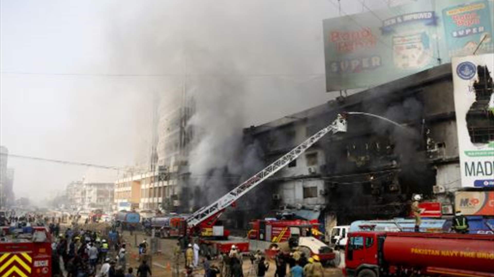 29 قتيلا وعشرات المفقودين إثر حريق في مركز تجاري في كراتشي