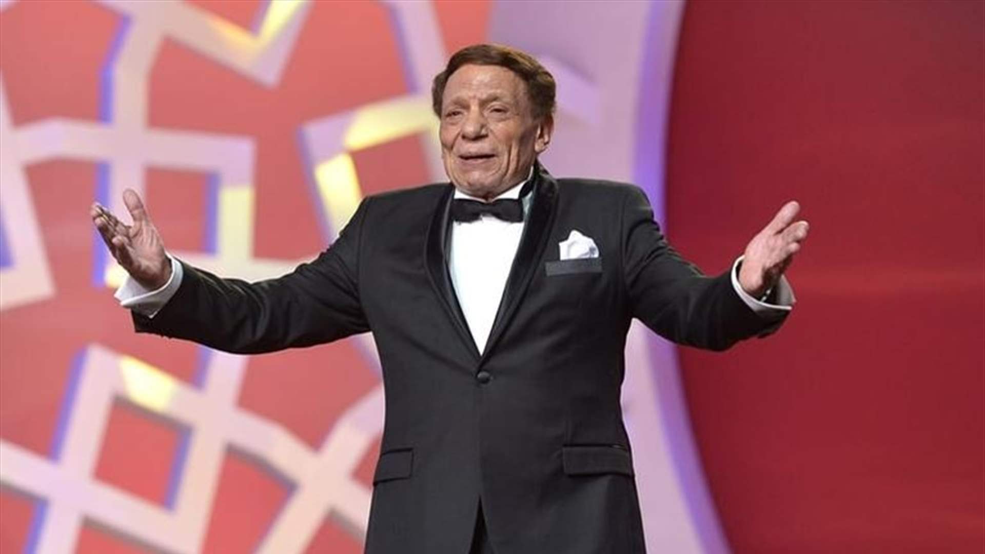 بعد شائعات نقله إلى المستشفى... إليكم آخر مستجدات وضع عادل إمام الصحي! 