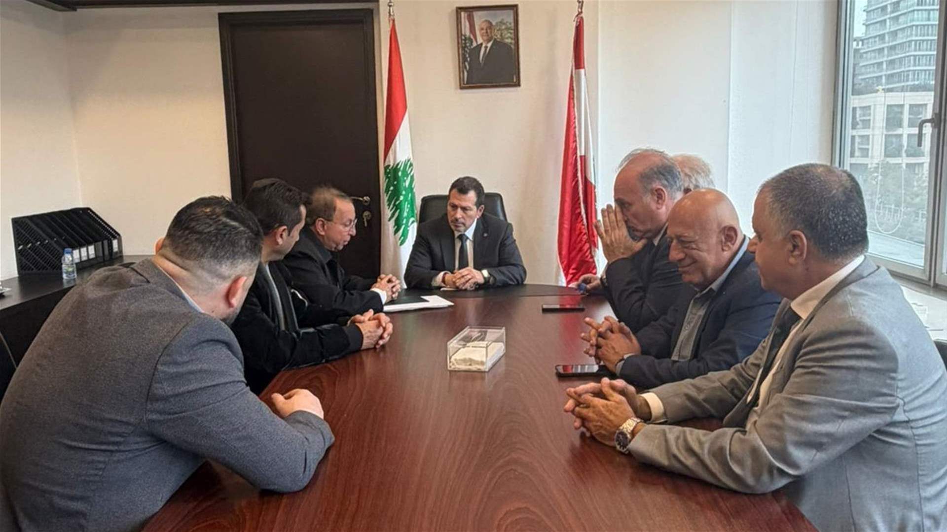 شحادة عرض مع السفير الأميركي مشاريع وزارة التكنولوجيا 