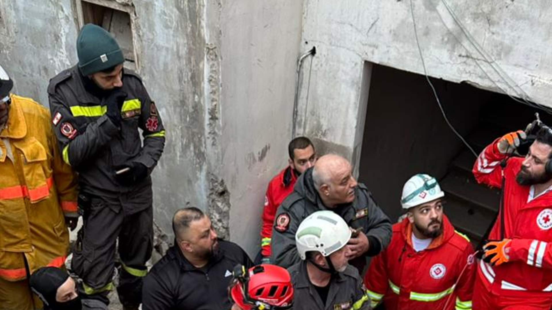 الصليب الاحمر: سحب إمرأة على قيد الحياة من تحت انقاض المبنى المنهار في القبة