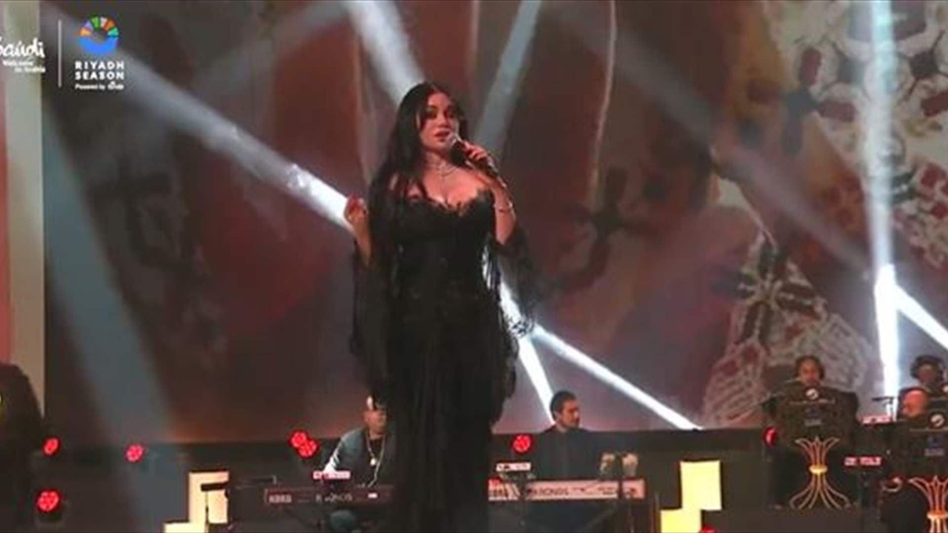 هيفاء وهبي تخطف الأضواء في الرياض... تعلّمت الغزل السعودي وأشعلت المسرح بأغنية "بدنا نروق"! (فيديو)
