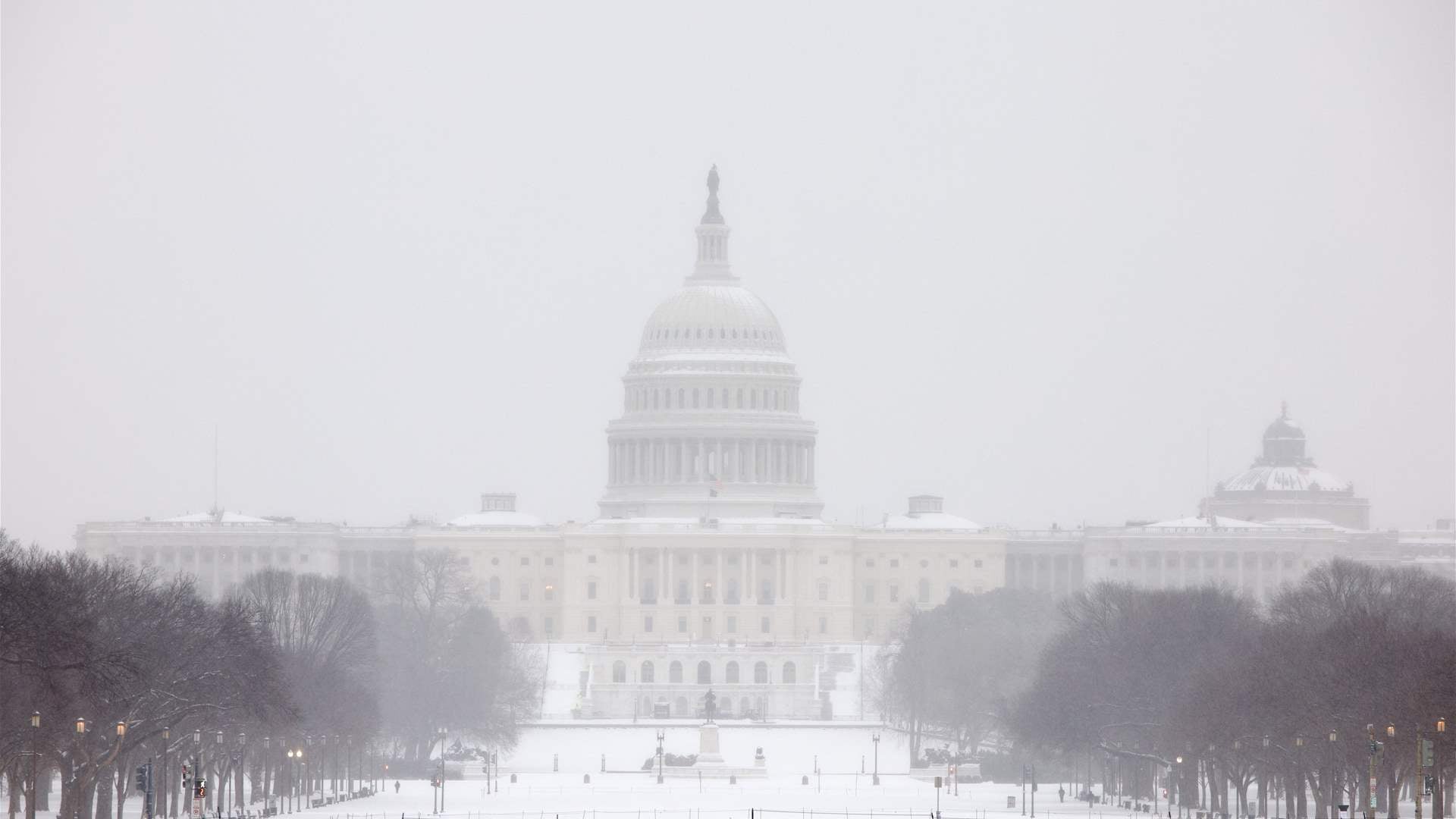 انقطاع الكهرباء لدى أكثر من 600 ألف مستخدم أميركي بسبب العاصفة
