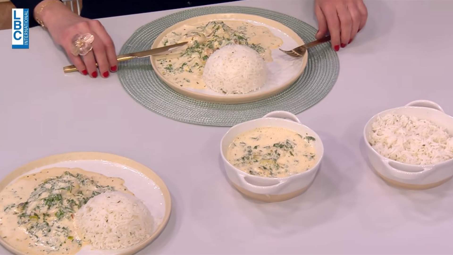 إلى عشاق المأكولات البحرية... إليكم طريقة تحضير القريدس والكلاماري مع صلصة الكاجون والثوم (فيديو)