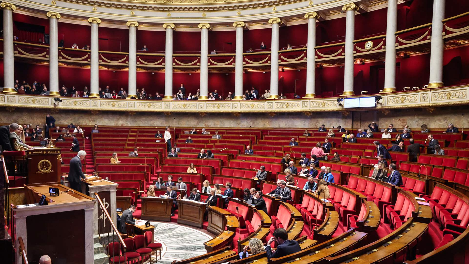 البرلمان الفرنسي يقر مشروع قانون يحظر استخدام وسائل التواصل الاجتماعي لمن هم دون 15 عاما