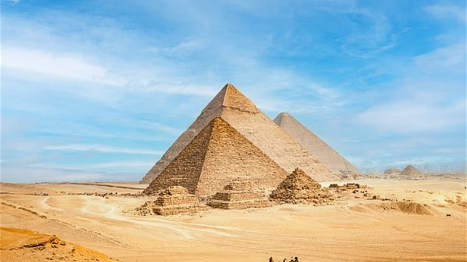 مسحٌ صادم تحت أهرامات الجيزة: هياكل عملاقة مدفونة قد تعيد كتابة التاريخ