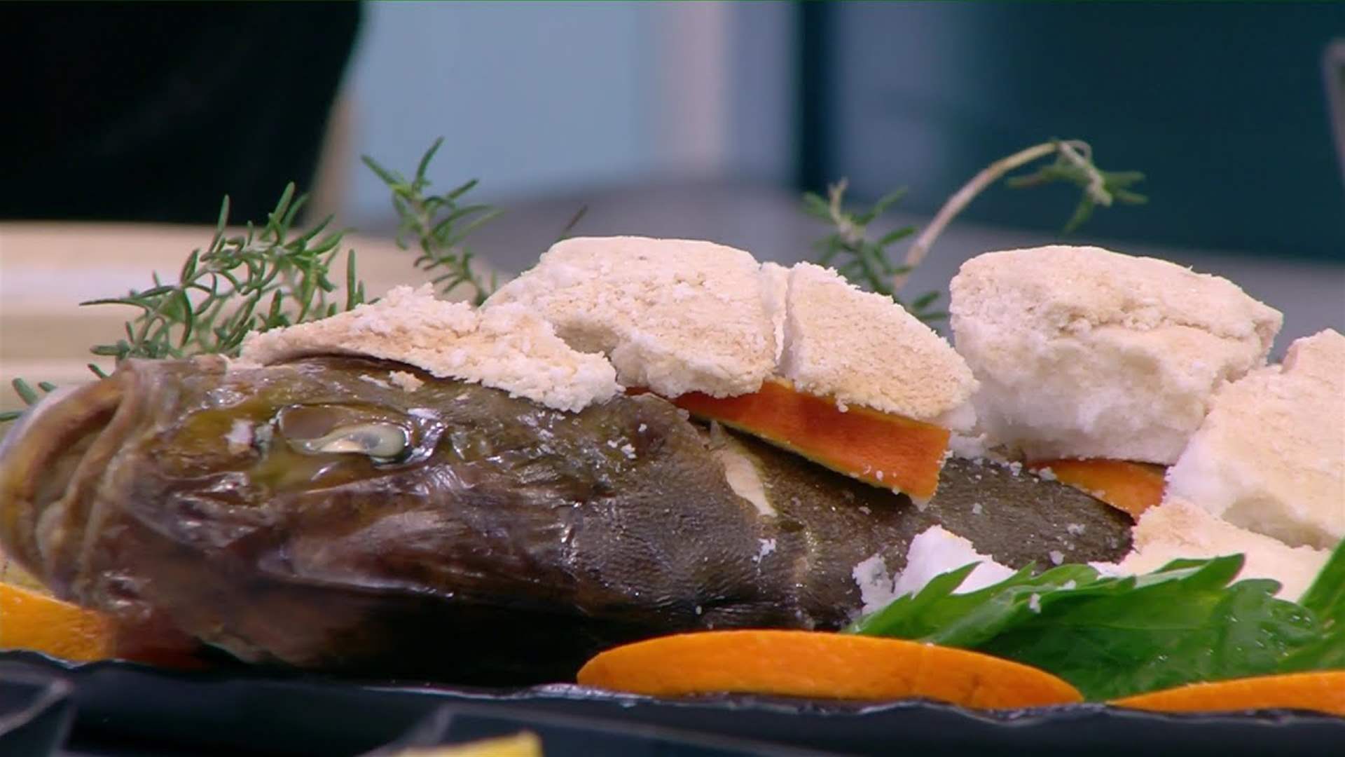 السمك المشوي والطاجن وصلصة شهية... مائدة مميزة على طريقة الشيف فادي زغيب (فيديو)