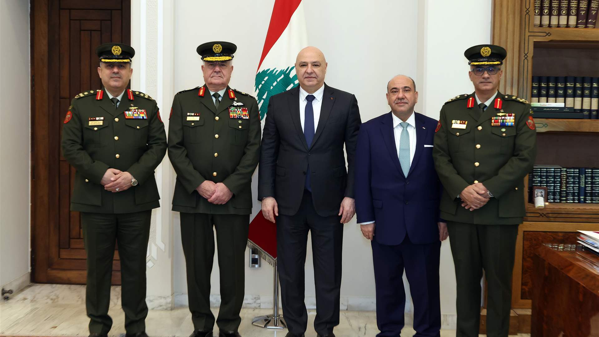 الرئيس عون استقبل قائد الجيش الأردني الذي أكّد له استمرار الأردن بتوجيه من الملك عبدالله الثاني في دعم الجيش اللبناني بالعتاد والتدريب لتمكينه من القيام بالمهام المطلوبة منه وذلك في إطار العلاقات الأخوية التي تربط بين لبنان والأردن