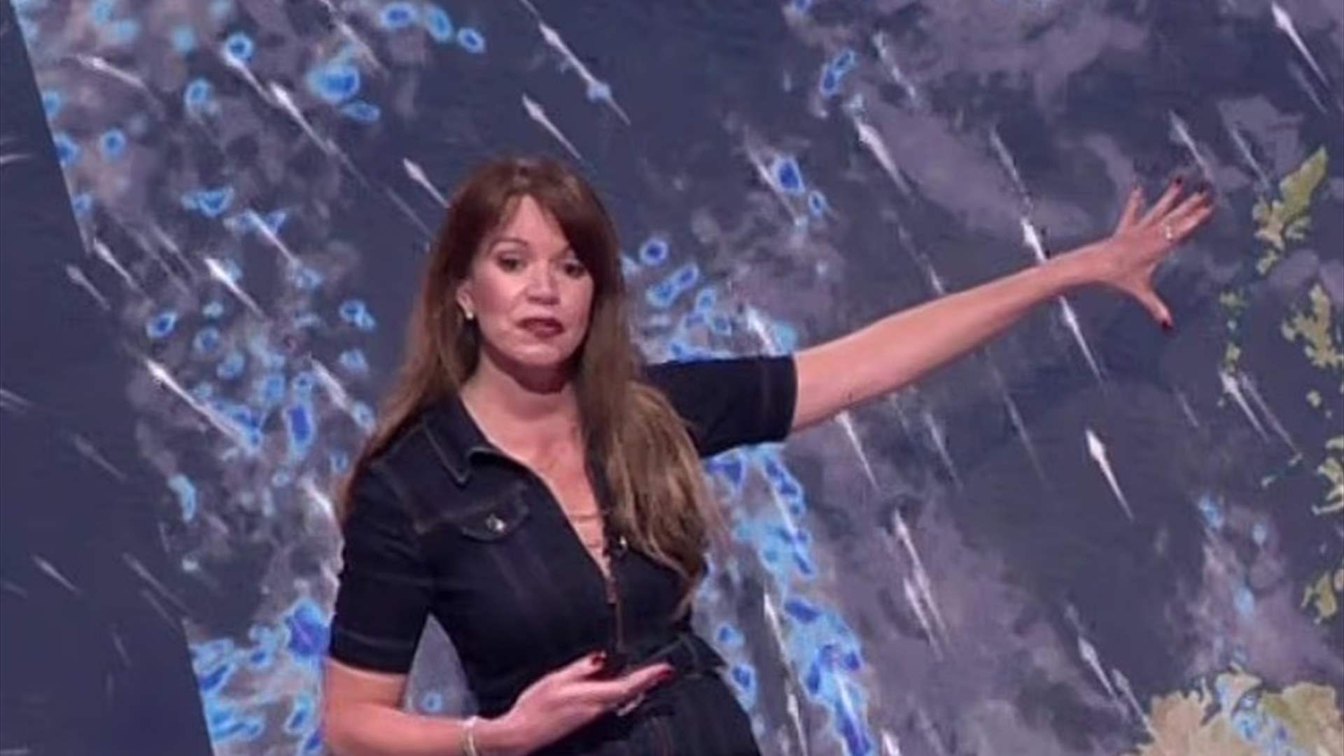 جوارب دانتيل سوداء تُشعل الجدل على BBC… إليكم ما حصل مع مذيعة الطقس على الهواء (فيديو)