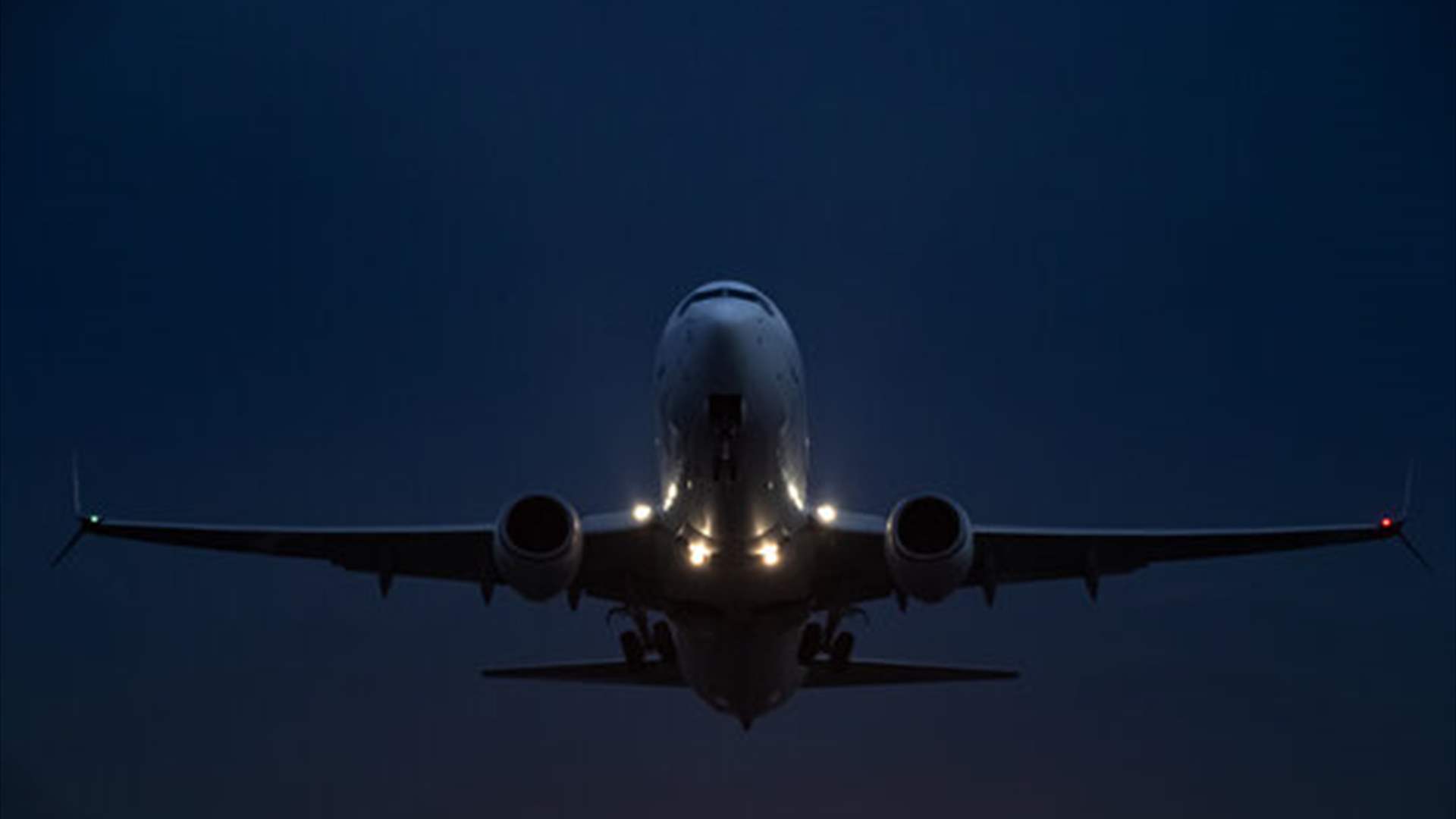 فيديو: سقوط عجلة من طائرة بعد الإقلاع مباشرة 