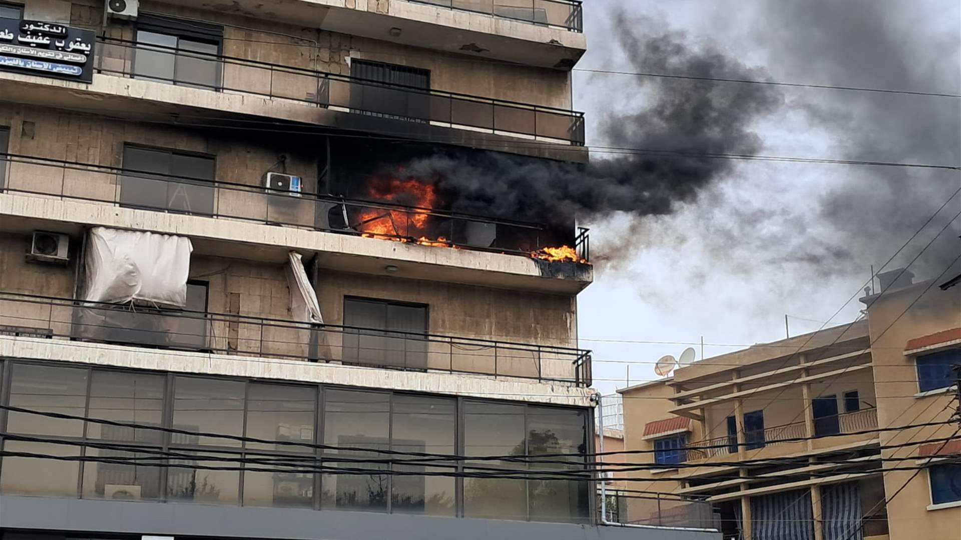 حريق في مبنى على أوتوستراد صربا باتجاه بيروت مقابل ثكنة صربا