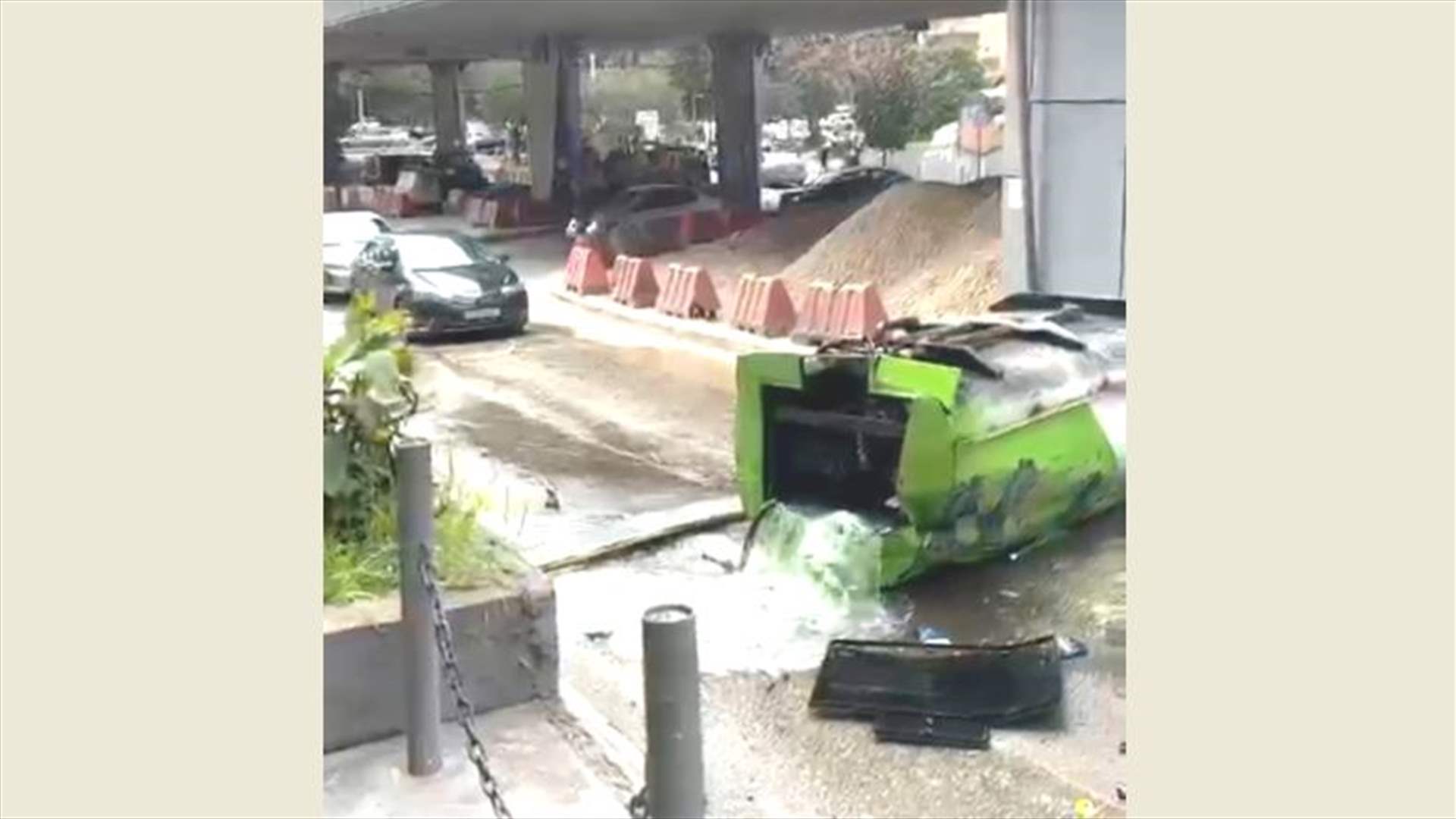 سقوط صهريج مازوت عن جسر سليم سلام و الدفاع المدني يعمل على إزالة المازوت المتسرّب