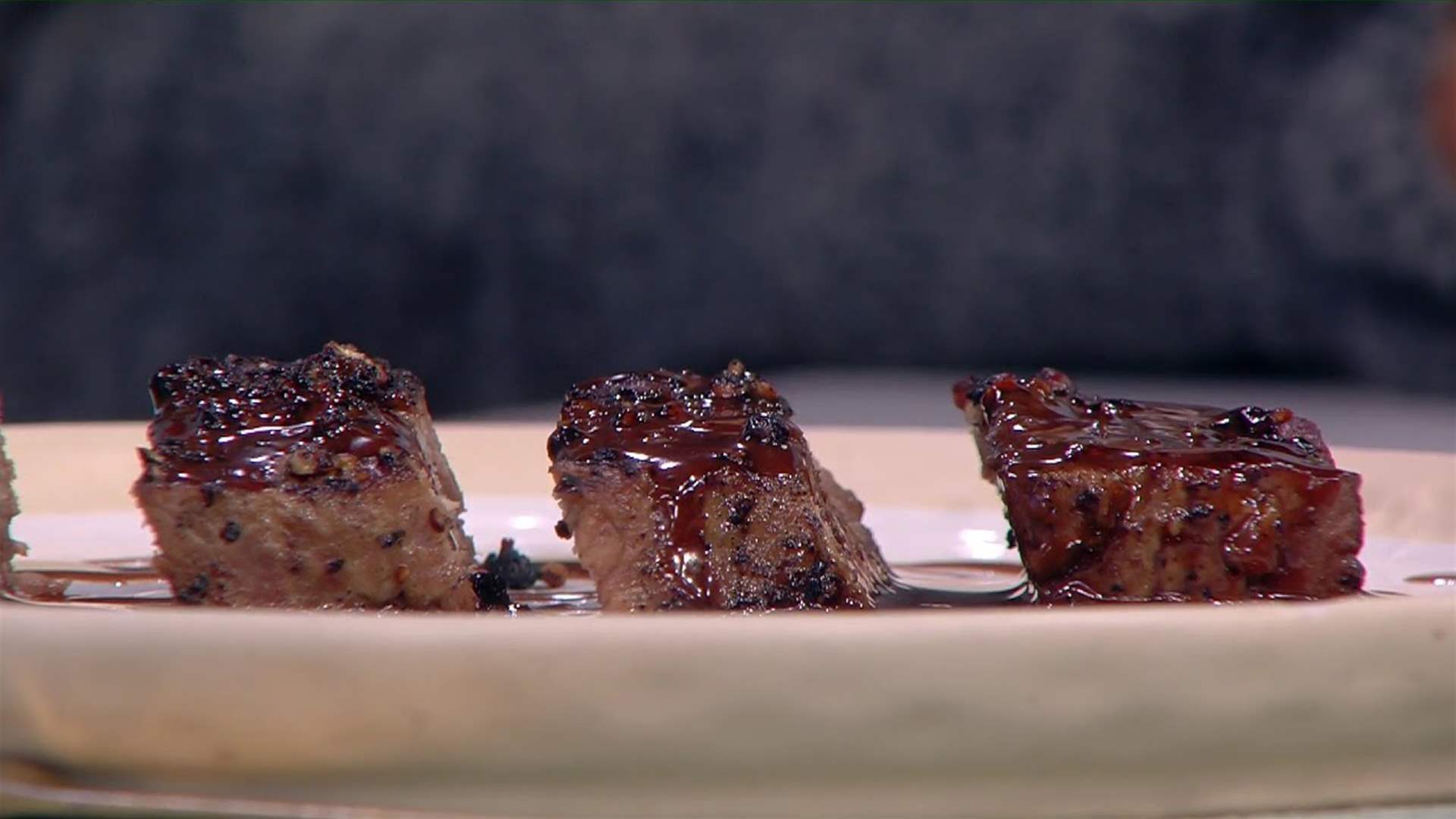 الستيك بالشوكولا والنبيذ وحلوى الـ”Brownie”... مائدة مميزة على طريقة الشيف فادي زغيب (فيديو)