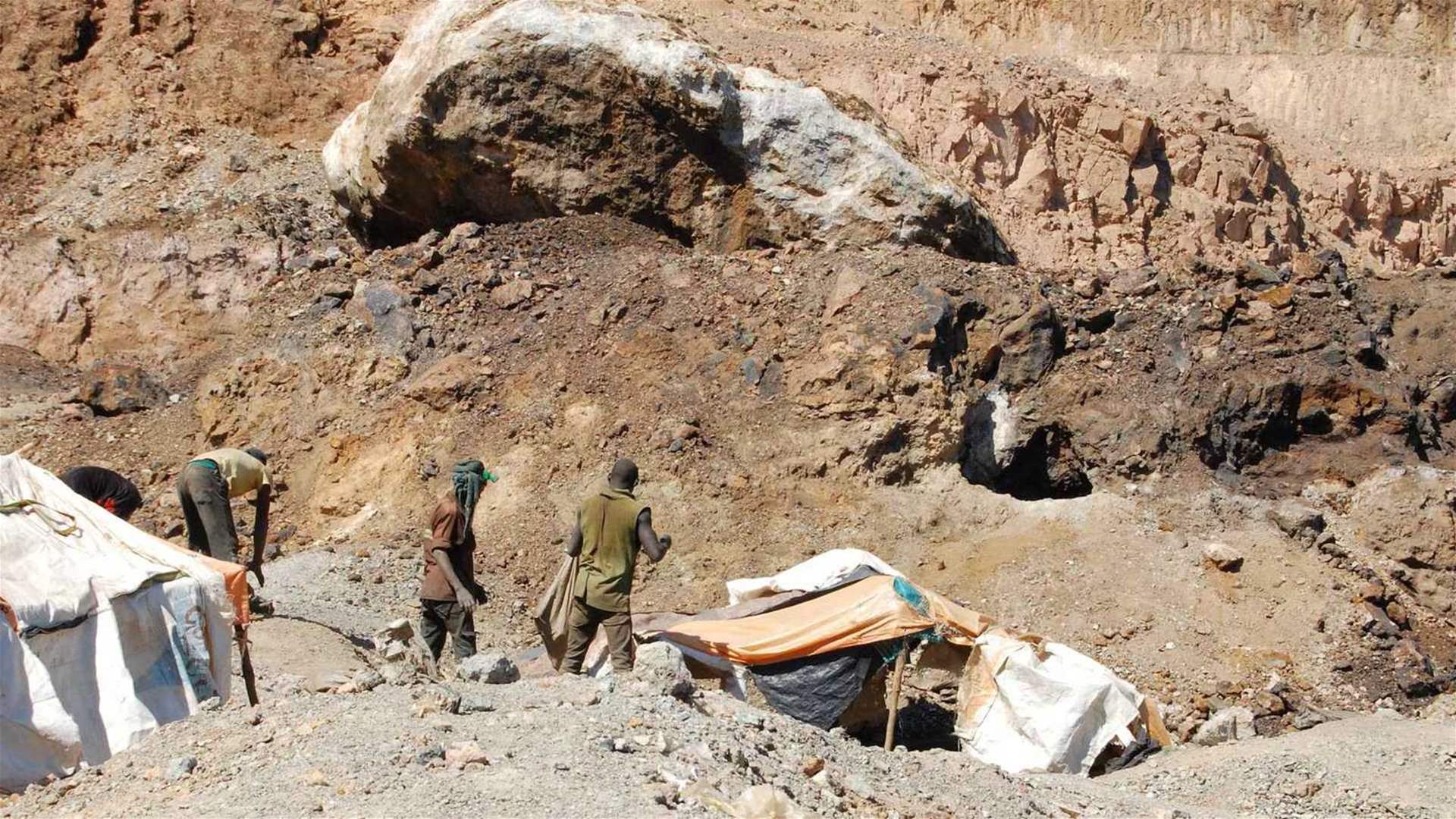 مسؤول: مقتل أكثر من 200 في انهيار منجم بشرق الكونجو