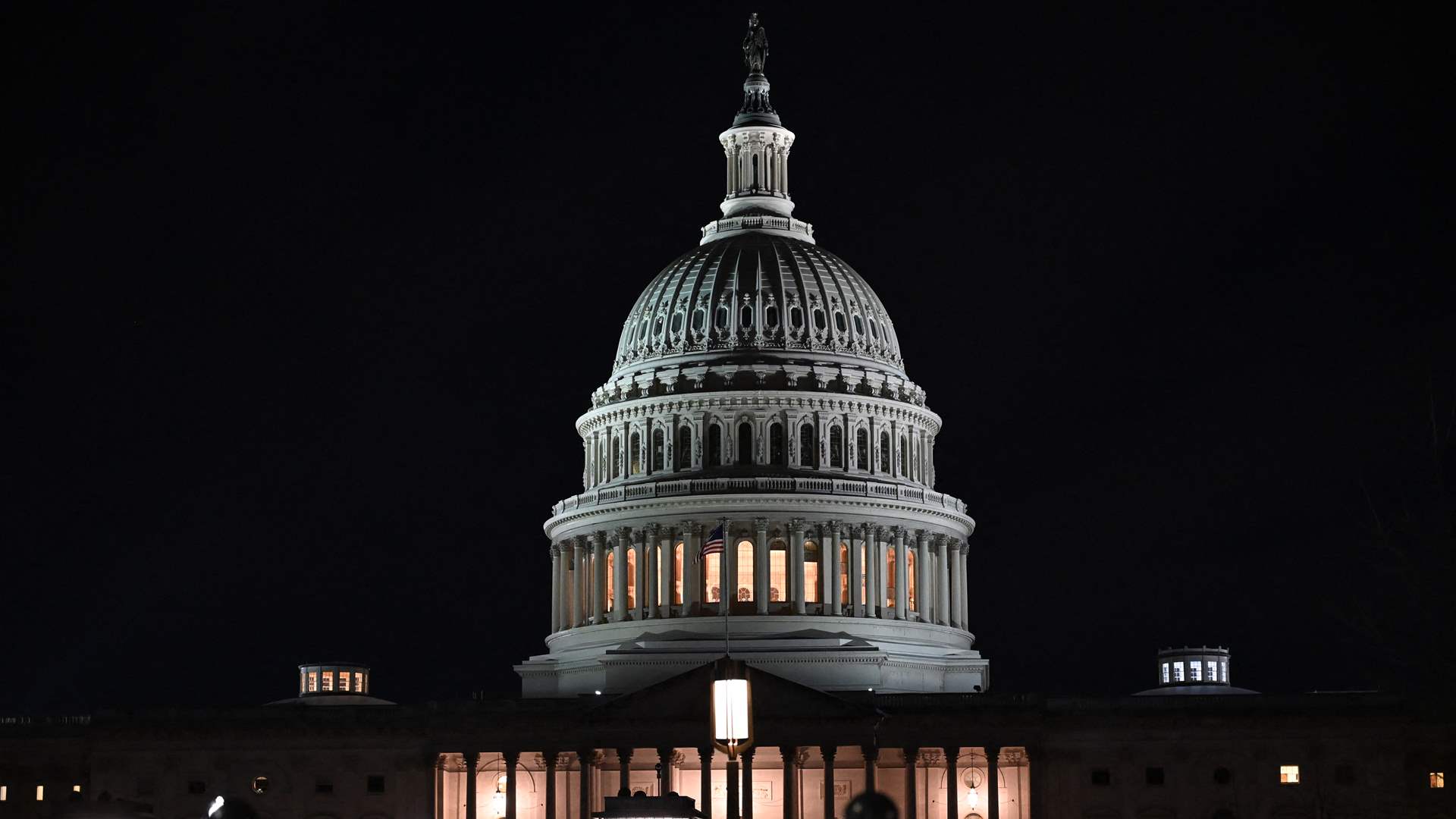 US government shuts down, but quick resolution expected