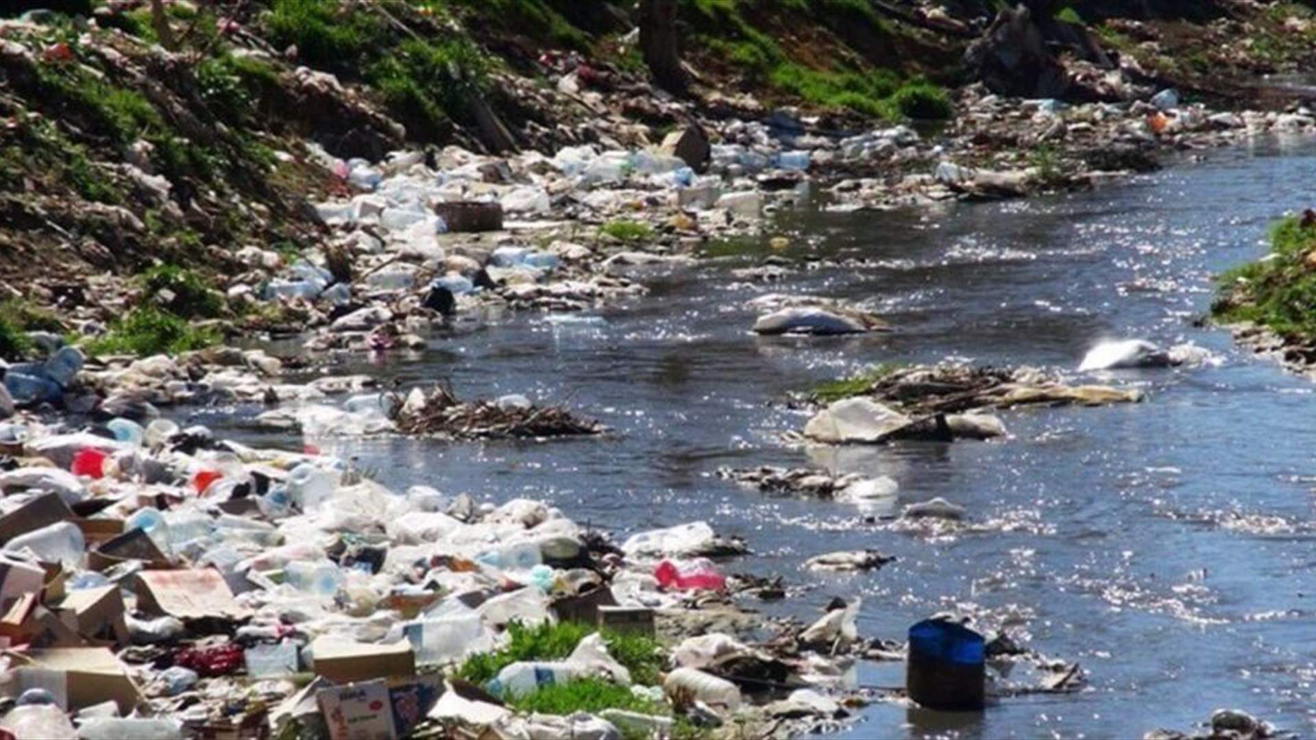 كشف ميداني على تلوّث صناعي يصب في نهر الليطاني ومناشدة لوقف الإفلات من العقاب