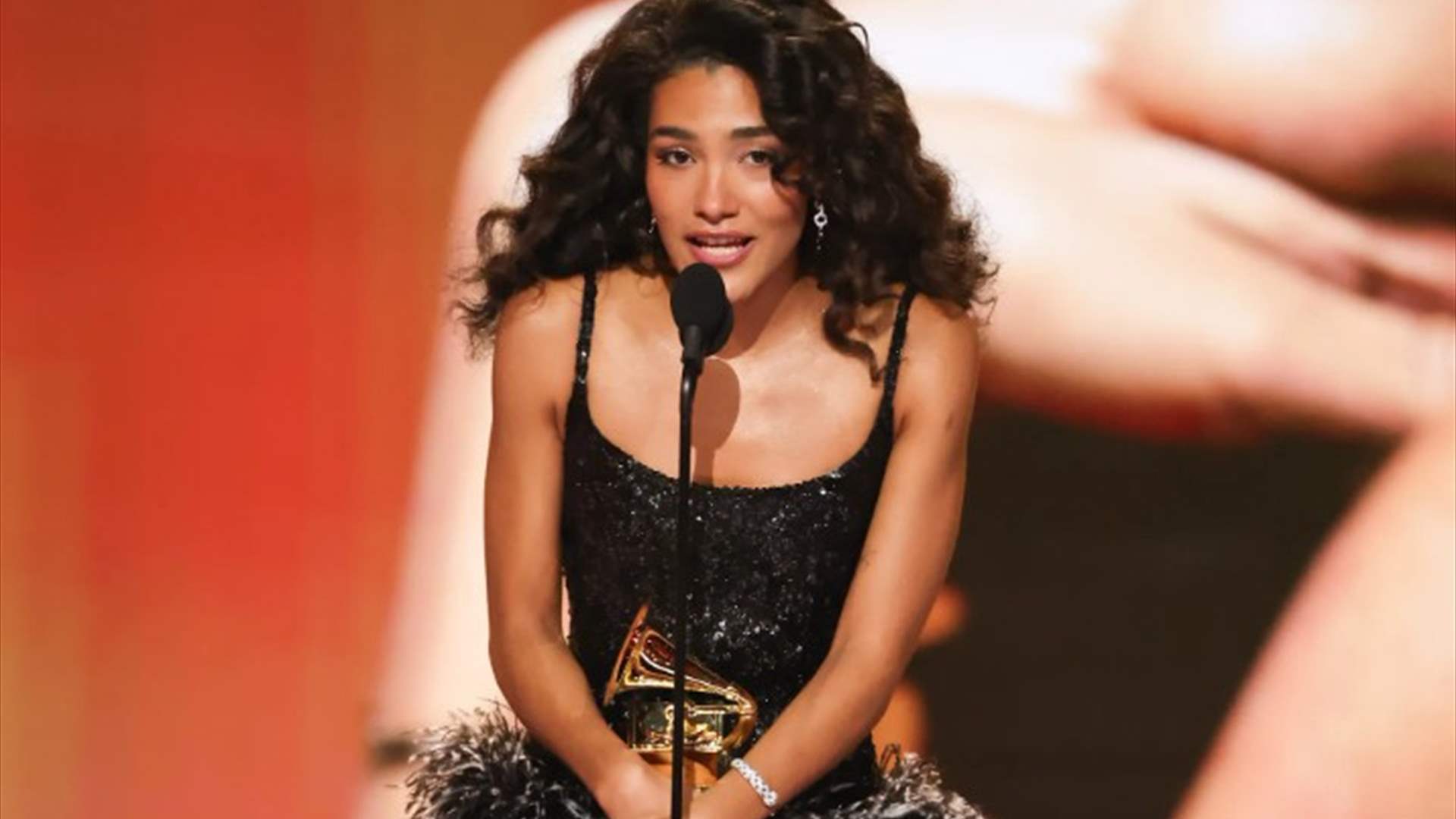 بعد فوزها بجائزة أفضل فنانة جديدة: أوليفيا دين تبكي على مسرح غرامي 2026... إليكم ما حصل (فيديو)