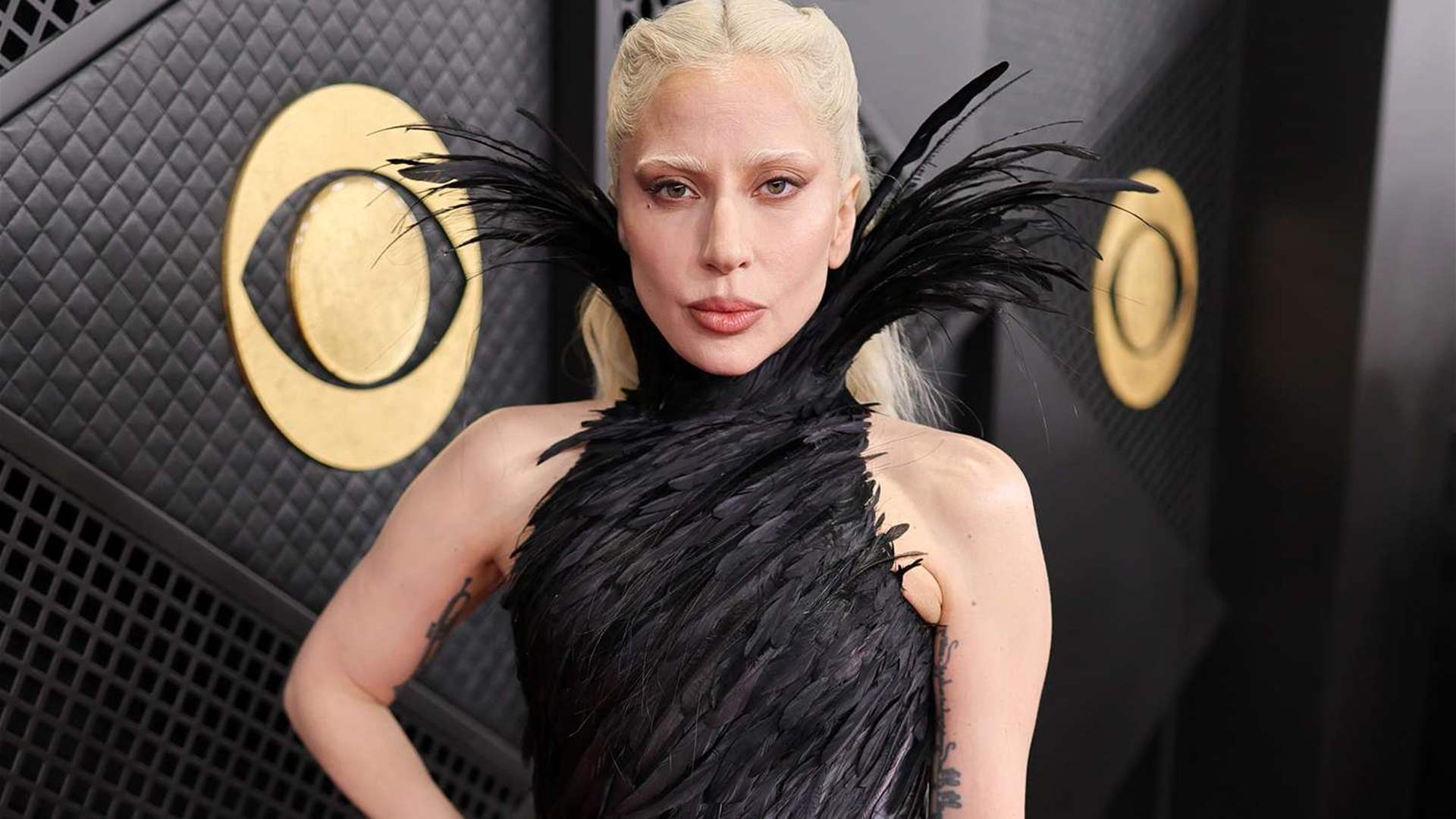 "ليدي غاغا" تخطف الأنظار بإطلالة درامية مزيّنة بالريش في حفل غرامي 2026 (صورة)