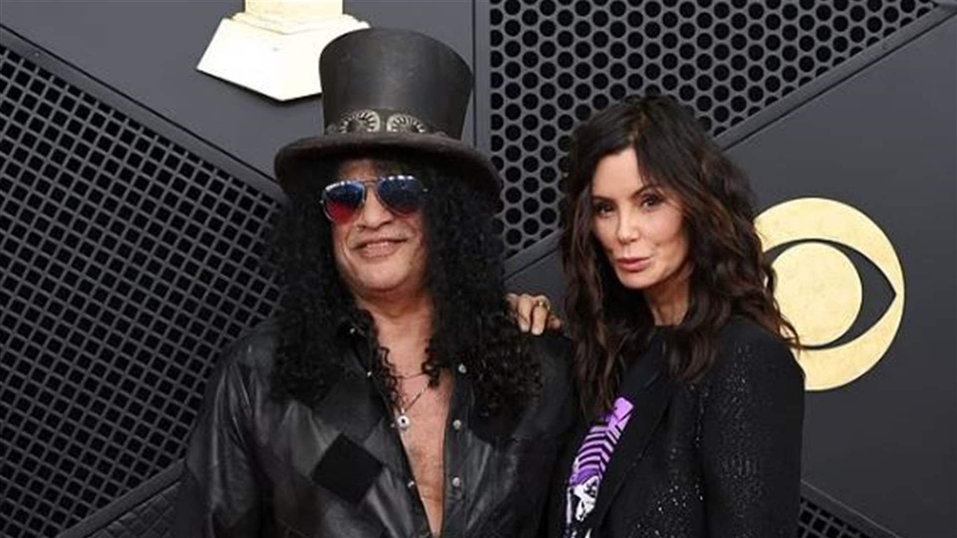 قبلة وانسجام كبير... لحظات رومانسية تجمع سلاش وحبيبته على السجادة الحمراء في حفل غرامي (صور)