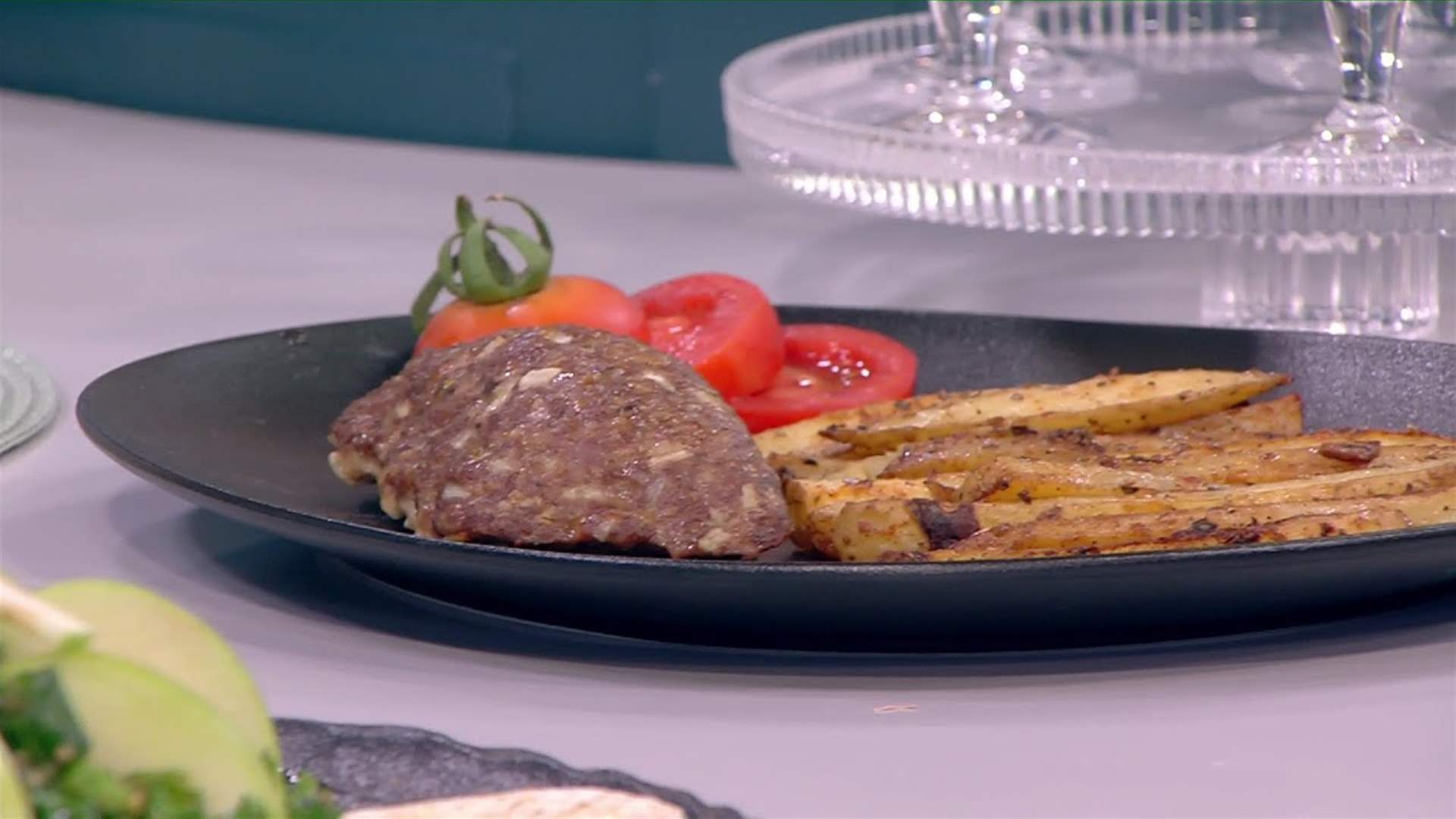 اللحمة مع البطاطا والجبنة... وصفة لذيذة على طريقة الشيف فادي زغيب (فيديو)