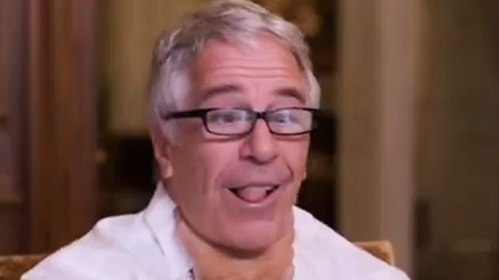 تظاهر بخنق نفسه أمام الكاميرا... مقابلة نادرة تكشف تعجرف إبستين وشعوره بالتفوّق على قادة العالم (فيديو)